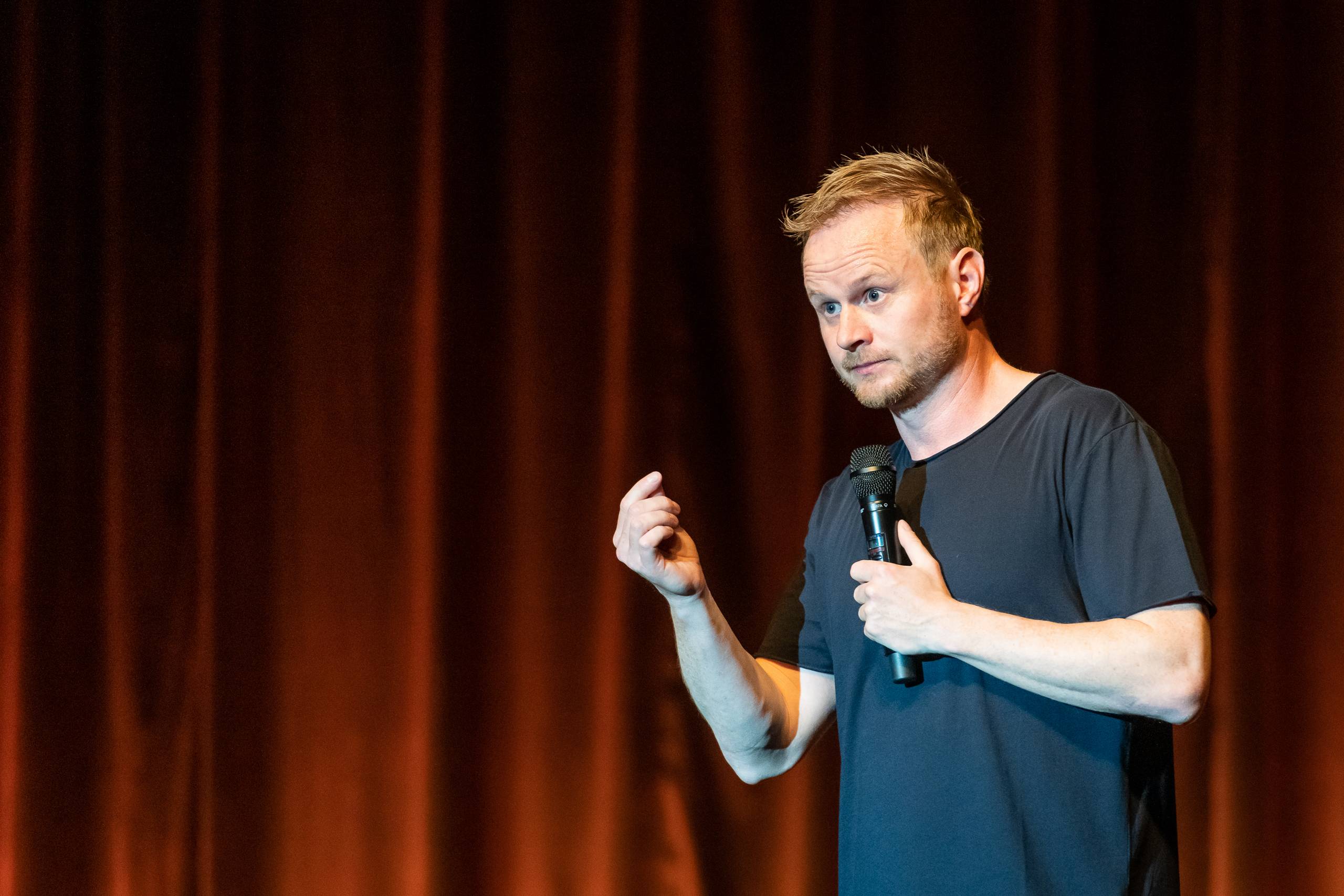Jonatan Spang vil gerne være politisk korrekt, men i sit nye onemanshow ”Typisk Jonatan Spang” erkender han, at han ikke længere kan følge med til at være det. Foto: Flemming Ege