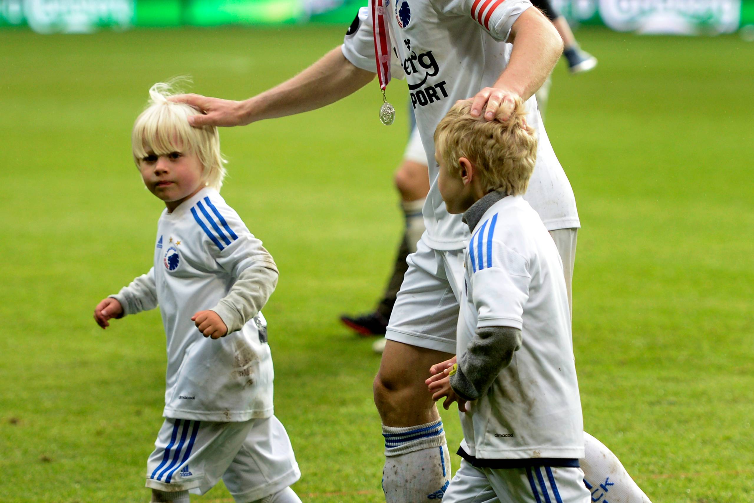 Lars Jacobsen med sine børn efter sin sidste kamp for FC København i 2014. Arkivfoto: Lars Poulsen
  