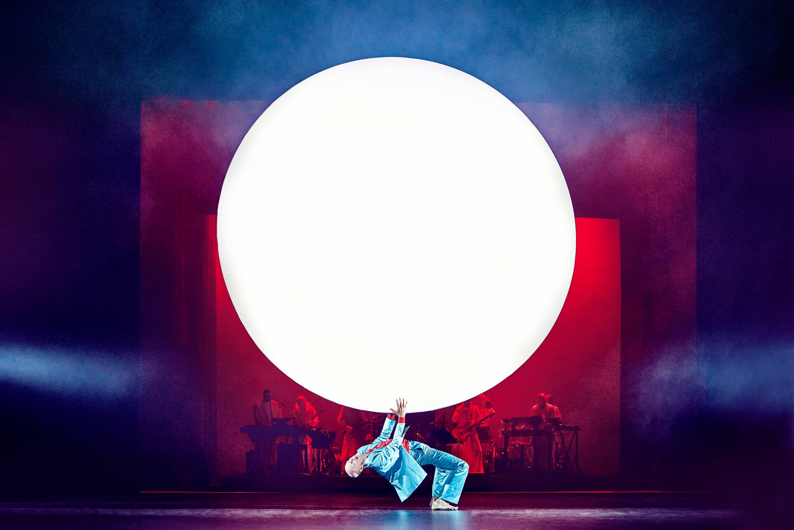 Jacob Madsen Kvols er både et menneske og en alien i hovedrollen som Thomas Newton i musicalen ”Lazarus” på Aarhus Teater. Foto: Emilia Therese