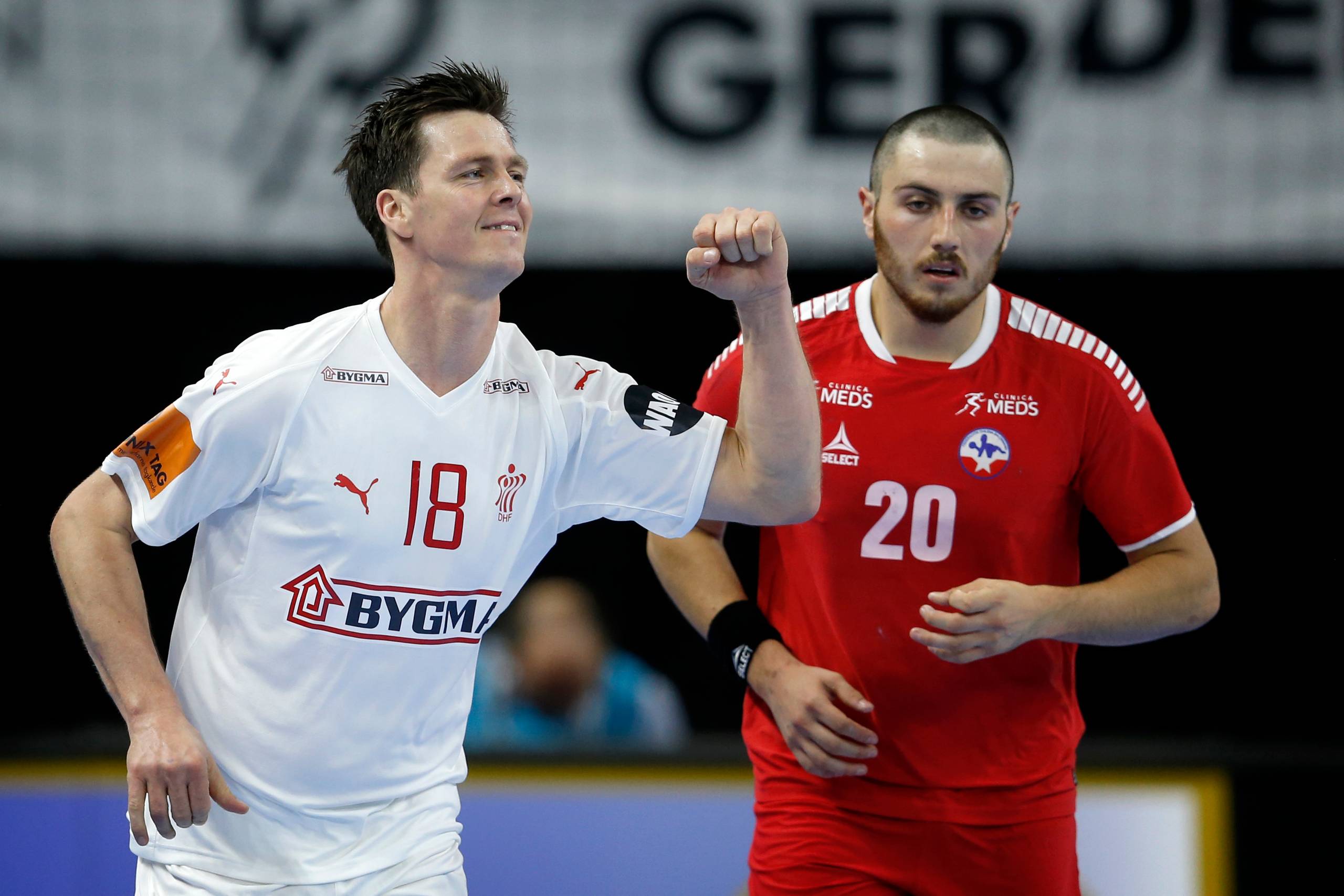 Hans Lindberg ses her i VM-åbningskampen mod Chile for et halvt år siden. Han har ikke spillet en landskamp siden den 27. januar. Foto: Jens Dresling