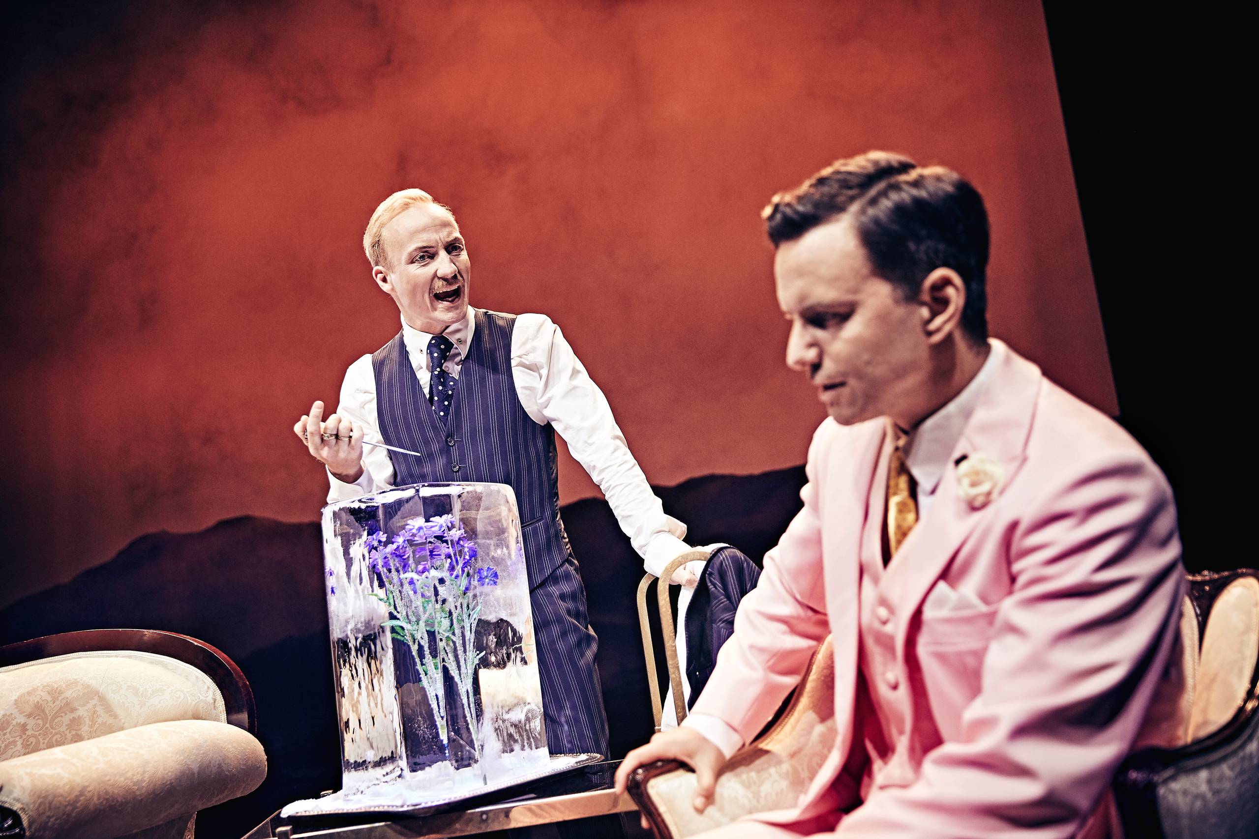 Jon Lange spiller den stilfulde Jay Gatsby (t.h.), mens Nicolai Jandorf er i rollen som hans rival, Tom Buchanan (t.v.). Foto: Emilia Therese
