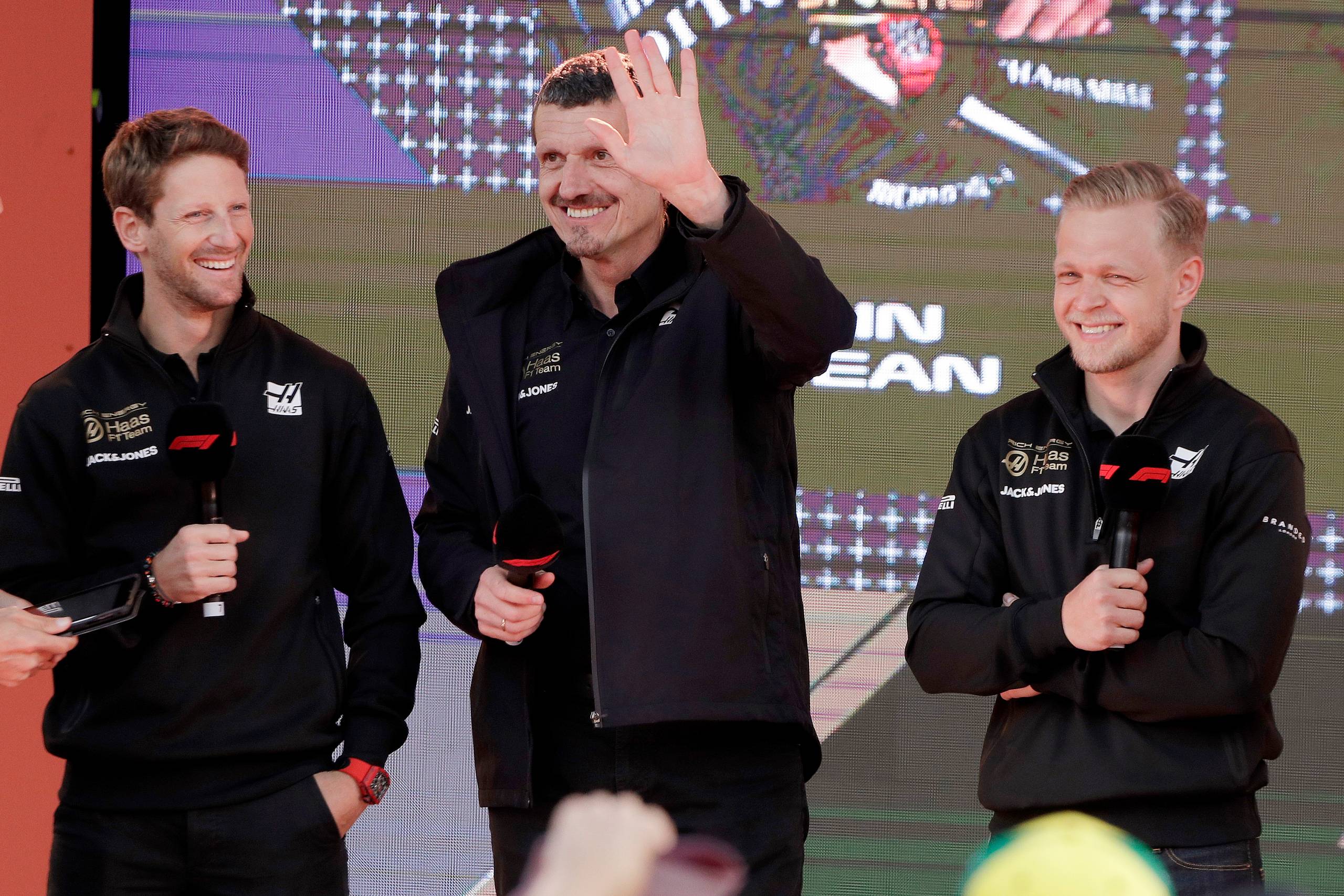 Günther Steiner (midten) sammen med sine kørere for Formel 1-holdet Haas, Kevin Magnussen (th.) og Romain Grosjean (tv.)  Foto: Rick Rycroft/AP/Ritzau Scanpix