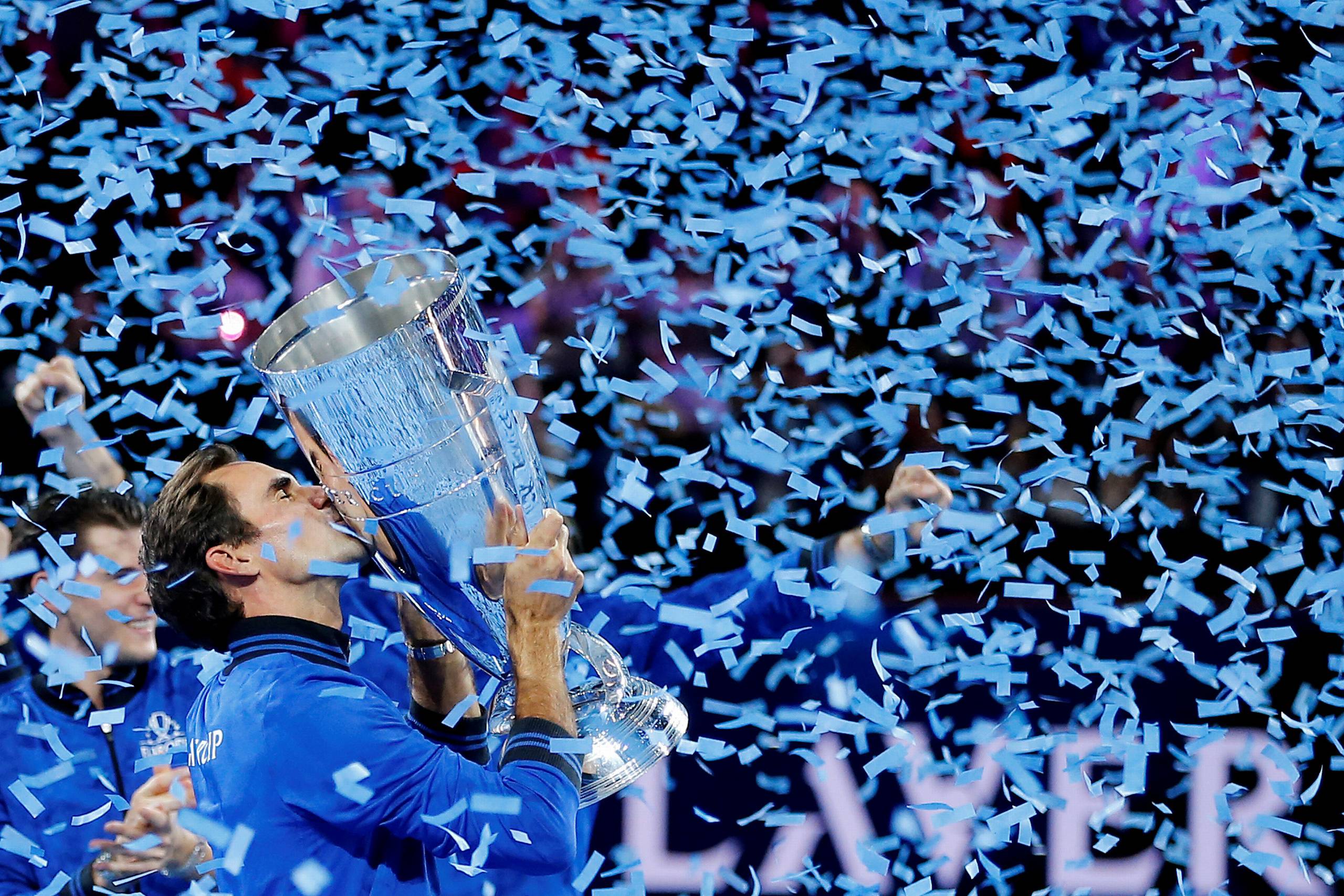 Roger Federer kysser Laver Cup-trofæet efter Team Europes sejr. Foto: Pierre Albouy/Reuters