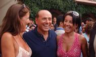 Silvio Berlusconi i kvindeligt selskab ved villaen i Sardinien. Foto: Antonio Satta/AP