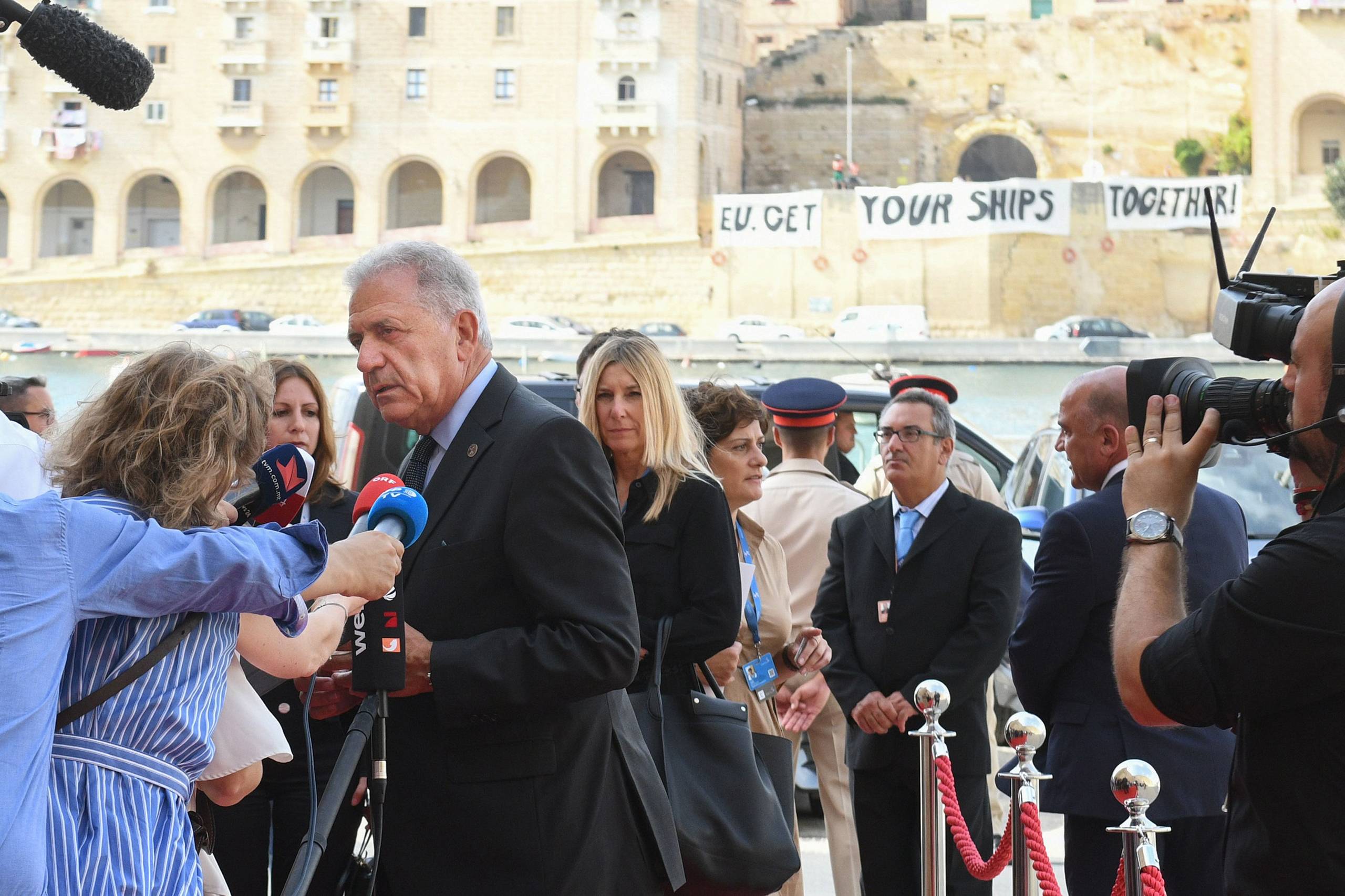 Aktivister havde hængt et halvstort banner op med teksten ”EU, get your ships together!”, da EU-kommissær Dimitris Avramopoulos mødtes med indenrigsministre fra fem lande på Malta. De enedes om at samle kræfterne og fordele migranter, der reddes til havs. Foto: Matthew Mirabelli, AFP