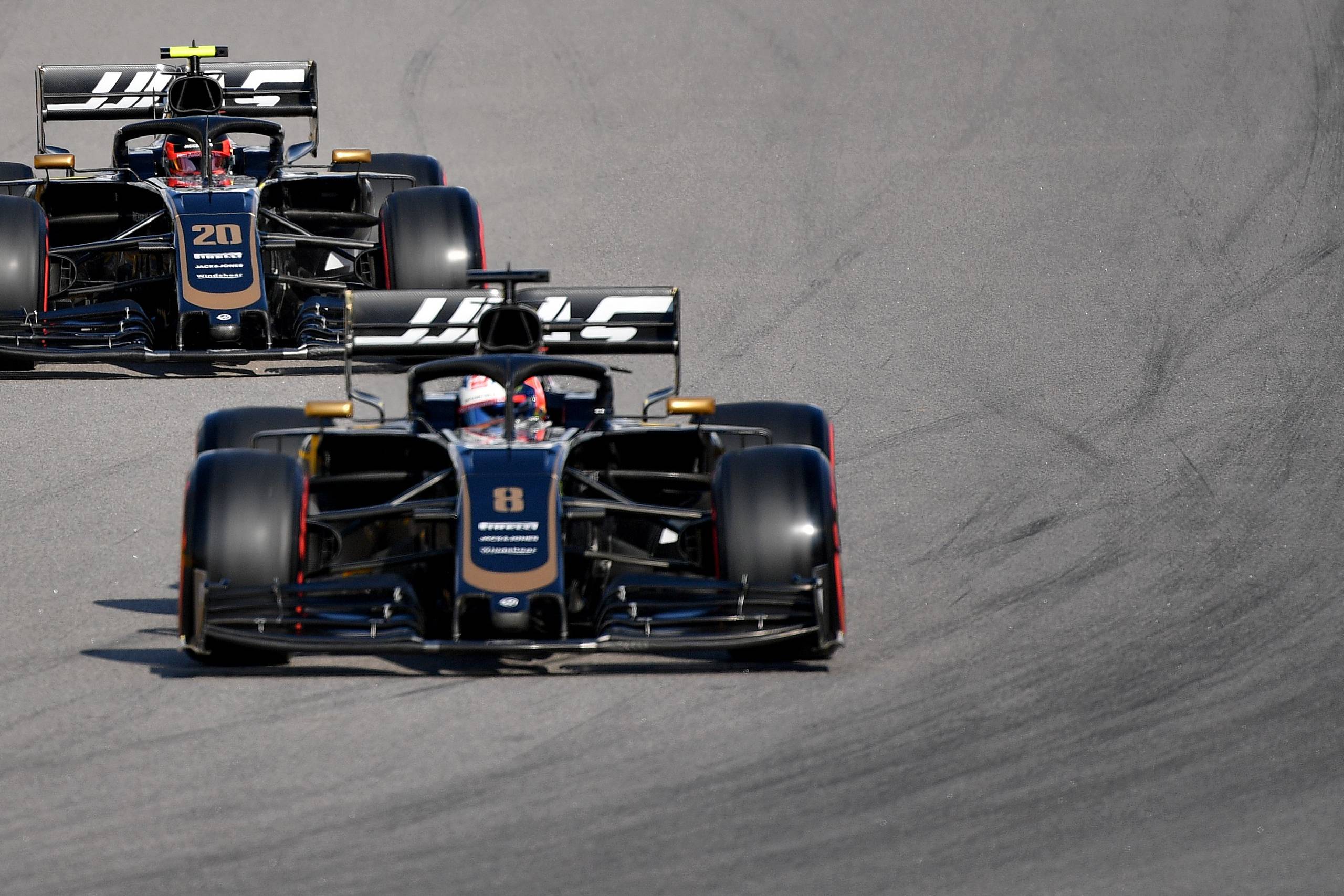 
    HAAS F1 Team's French driver Romain Grosjean (R) compete haed of his teammate HAAS F1 Team's Danish driver Kevin Magnussen during the qualifying session for the Formula One Russian Grand Prix at The Sochi Autodrome Circuit in Sochi on September 28, 2019. Foto: Dimitar Dilkoff/AFP