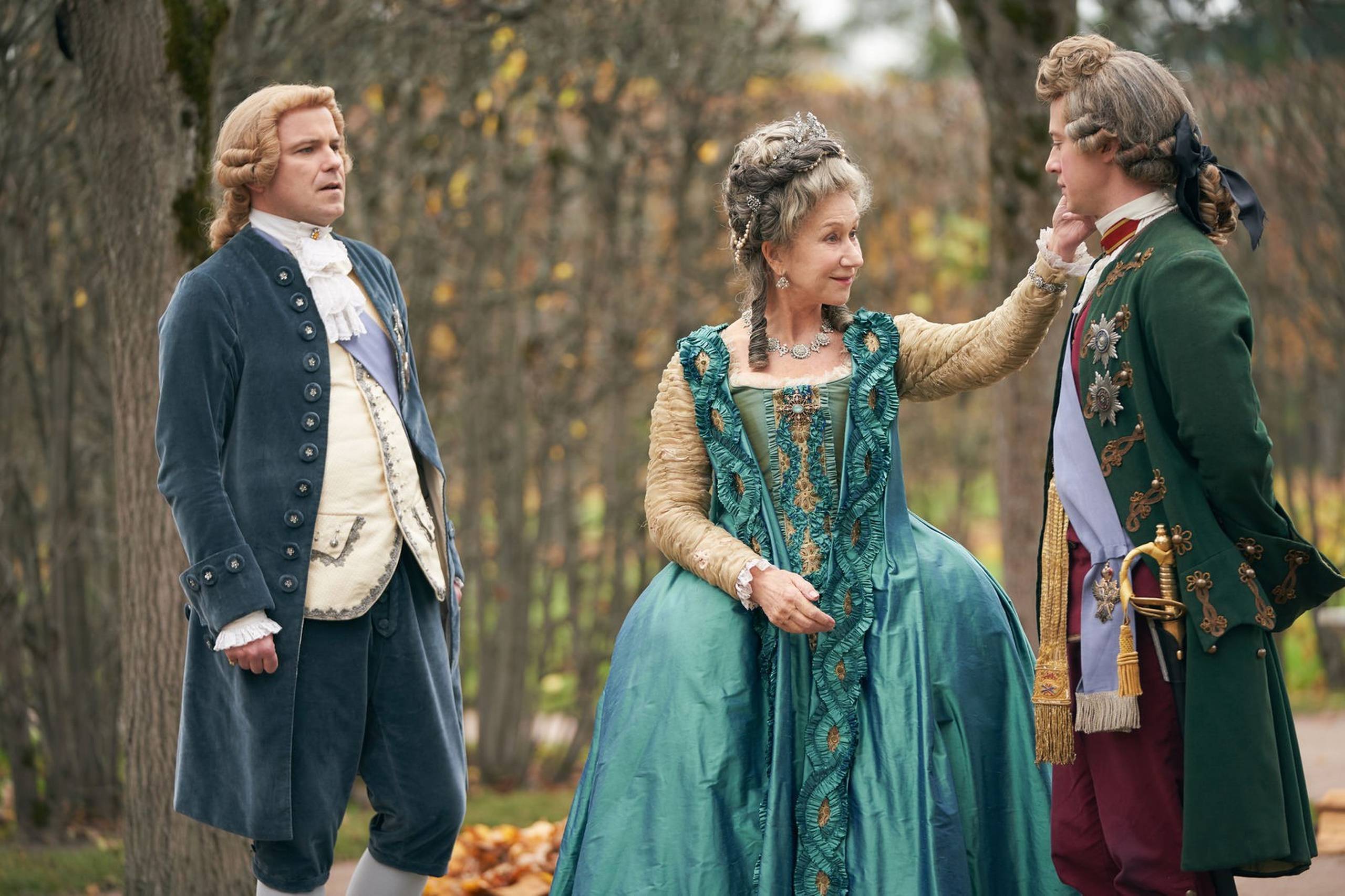 Helen Mirren er vidunderligt majestætisk i miniserien “Catherine the Great”, som her, hvor hun let nedladende sætter sin søn på plads.  Foto: HBO