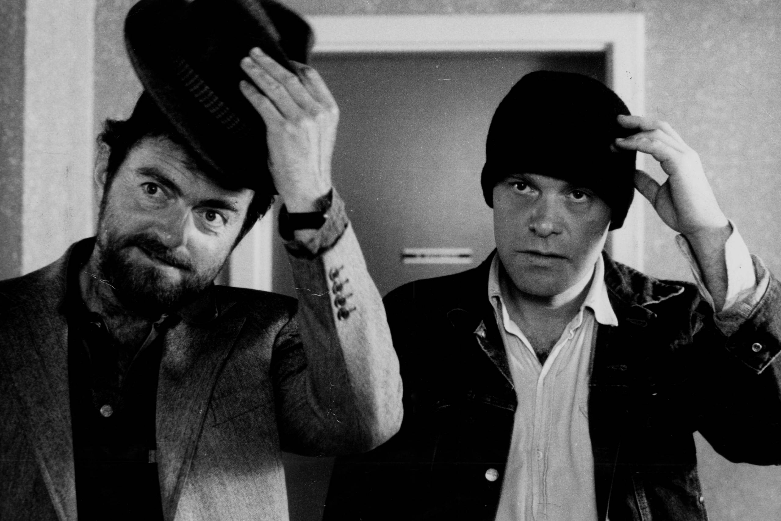 
    "Midt om Natten" er fra 1984, instrueret af Erik Balling. Kim Larsen gav den som Benny (th) og Erik Clausen som Arnold Jensen. "Haveje" er en af mange ikoniske sange, som optræder i filmen. Arkivfoto: Nordisk Film
  