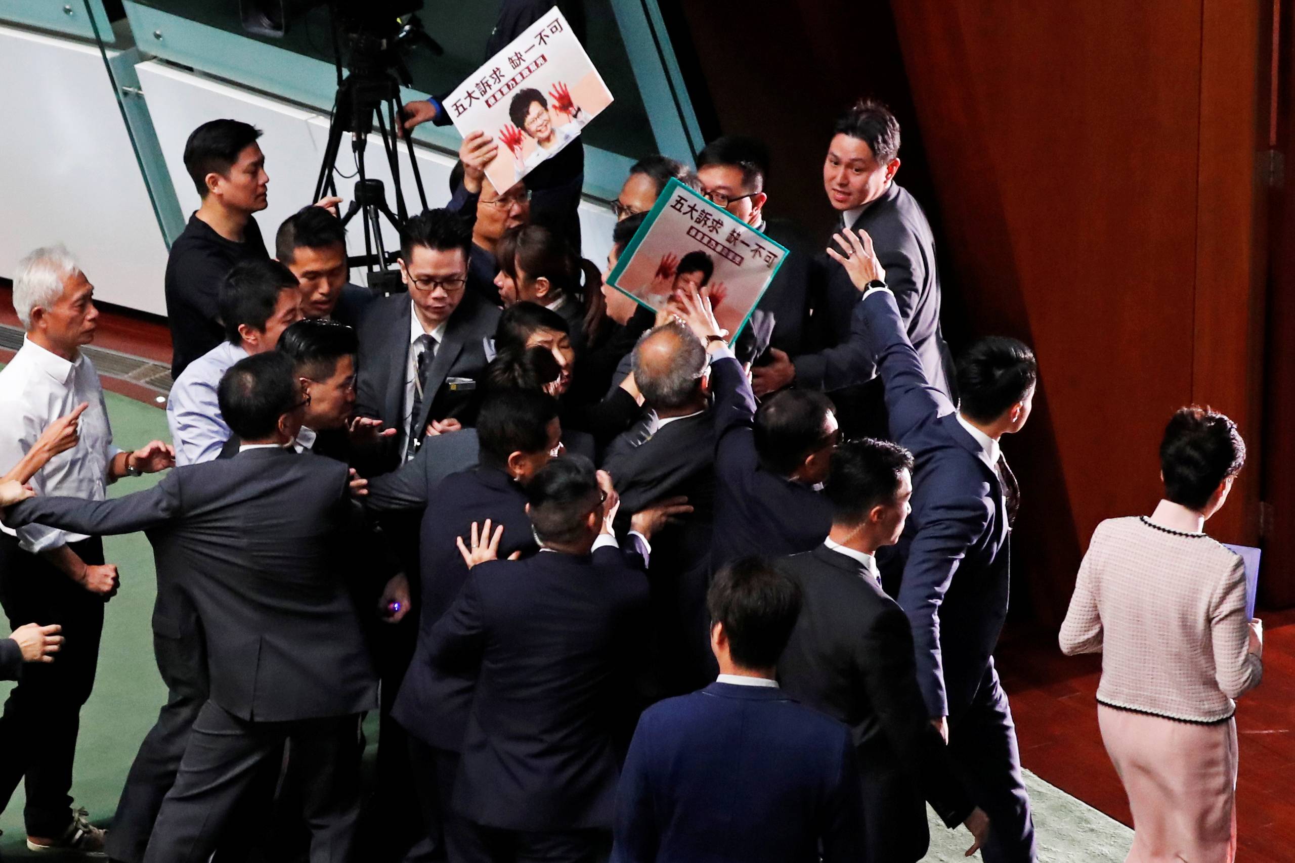 Hongkongs leder, Carrie Lam, forlader byens regionale parlament. Foto: Tyrone Siu/Reuters