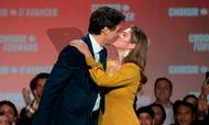 Canadas premierminister Justin Trudeau kyssede sin hustru Sophie ved de liberales sejrsfest, da det stod klart, at han ville kunne fortsætte som leder af en mindretalsregering. Foto: Sebastien ST-JEAN/AFP