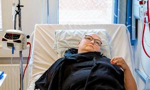 Faika Cecilie Birch får kemobehandling for brystkræft på Næstved Syghus. Hun er en af tre kvinder, som i Jyllands-Posten har fortalt, hvordan de blev afvist af Ringsted Sygehus til et kræftpakkeforløb, selv om deres egen læge havde begrundet mistanke om, at de havde kræft og derfor henviste dem til et akut og grundigt kræftpakkeforløb. Foto: Stine Bidstrup