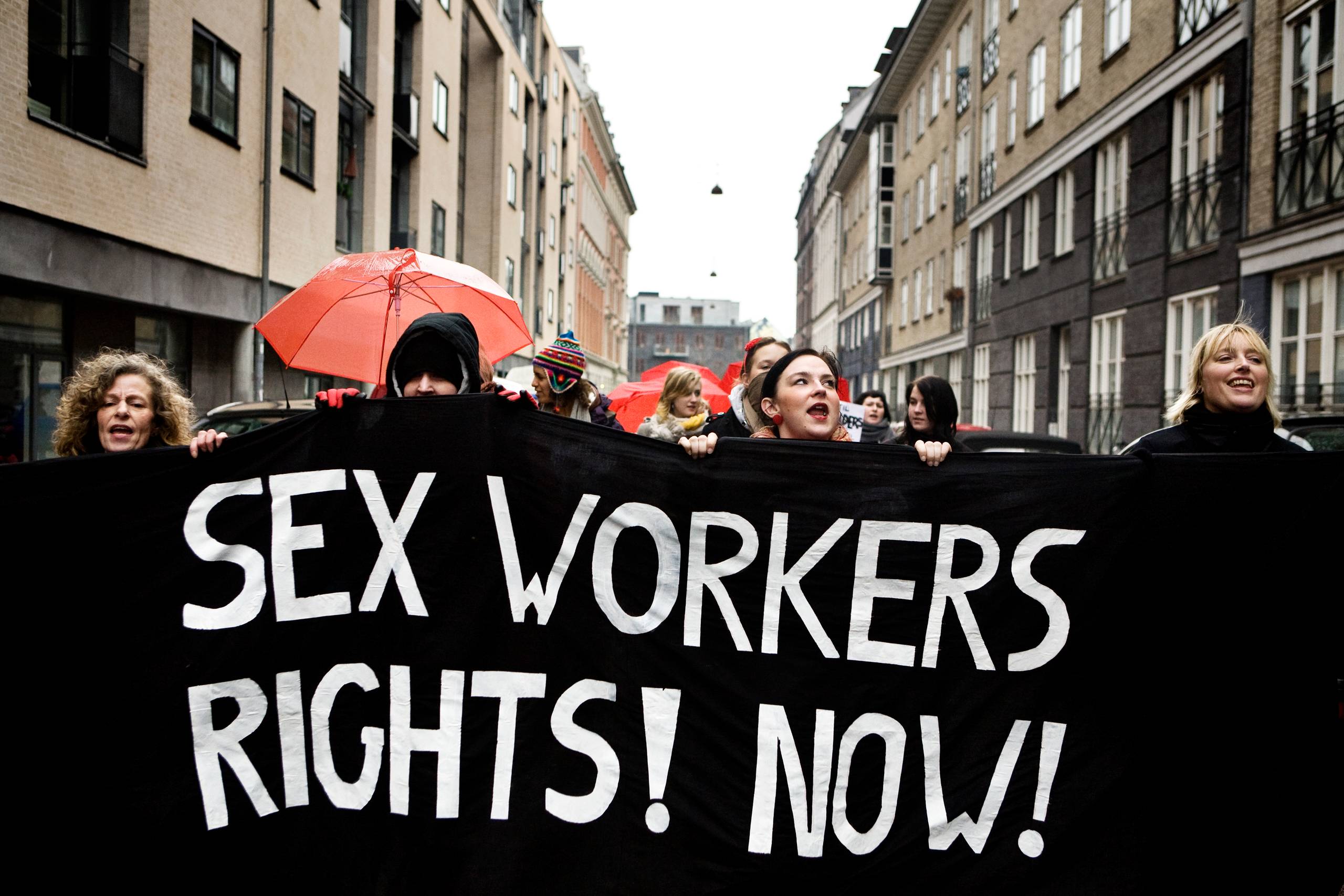 Feminister demonstrerer på Vesterbro i København for prostitueredes rettigheder på kvindernes internationale kampdag. Arkivfoto: Sara Galbiati