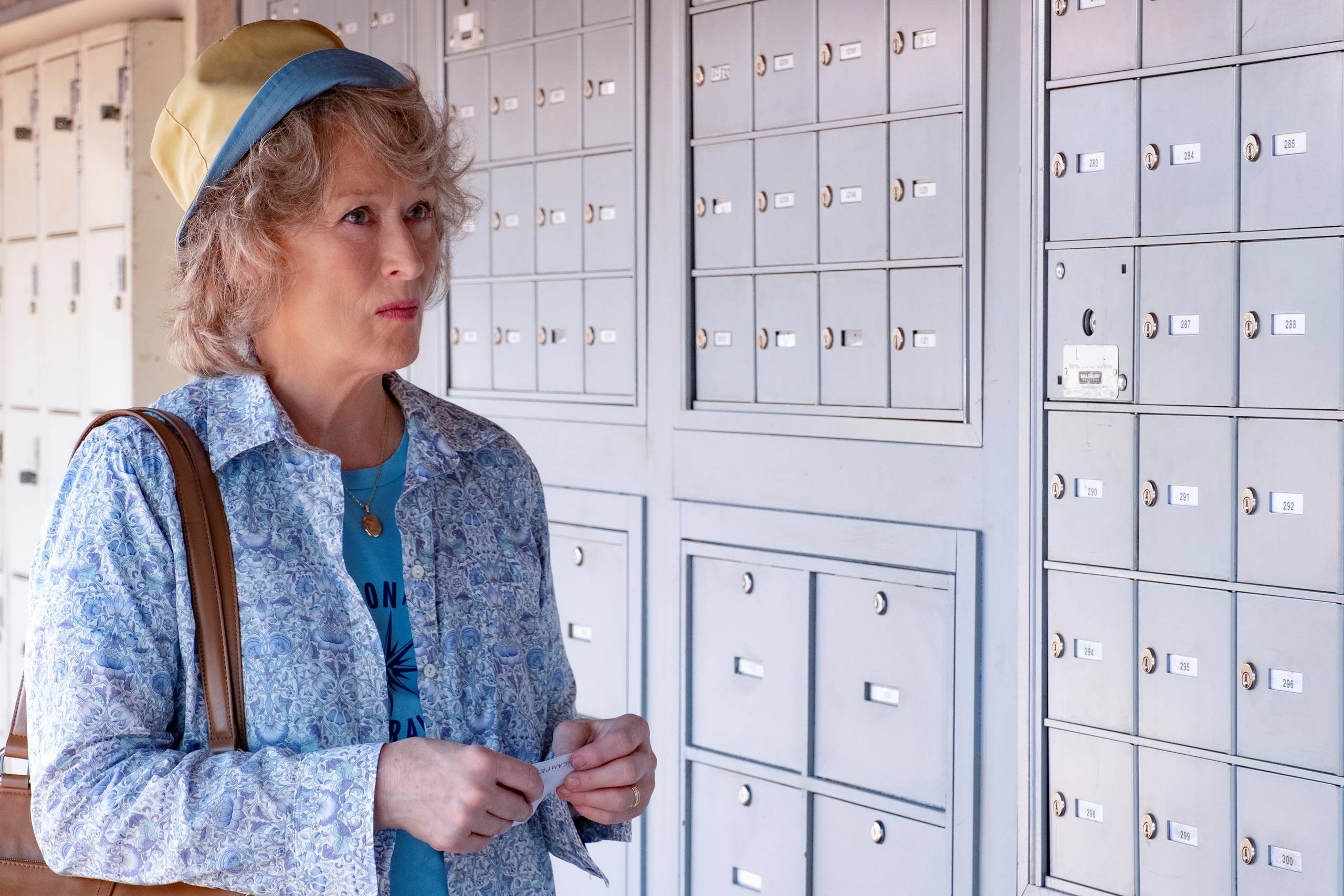 Ellen (Meryl Streep) kan ikke få tingene til at stemme efter sin mands død og går selv på jagt i det grumsede kølvand på finanssvindlernes ugerninger i Steven Soderberghs “The Laundromat”. 