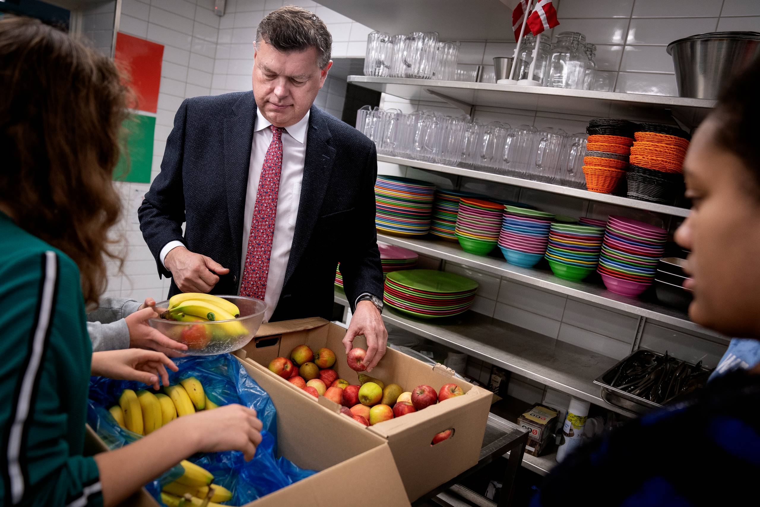 Fødevareminister Mogens Jensen (S) uddeler, i anledning af tiårs jubilæet for skolefrugtsordningen i Danmark, dagens frugt og grønt til Frederiksgård Skoles elever, på Nørrebro i København. Foto: Liselotte Sabroe/Ritzau Scanpix