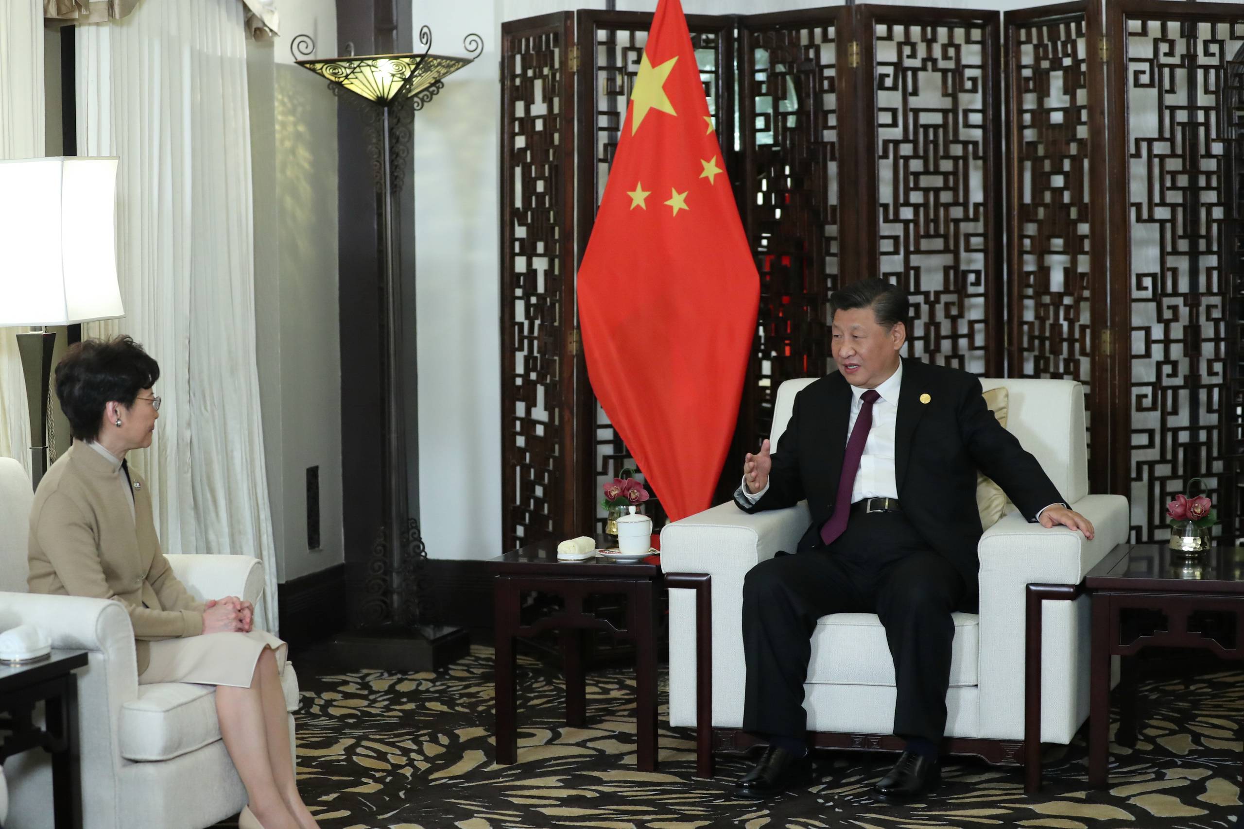 Præsident Xi Jinping mødtes med Honkongs regeringsleder, Carrie Lam i Shanghai. Foto: Ju Peng/Xinhua/Reuters