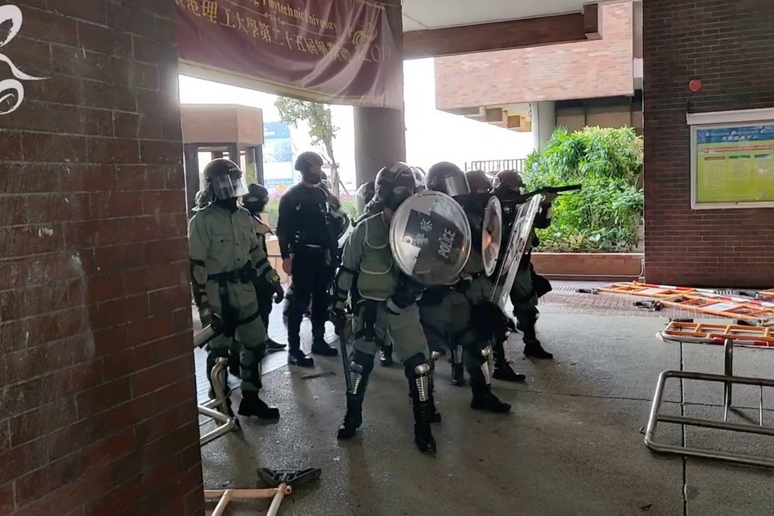 Politiet står klar til at konfrontere oprørerne i Hongkong. Foto: Reuters
  