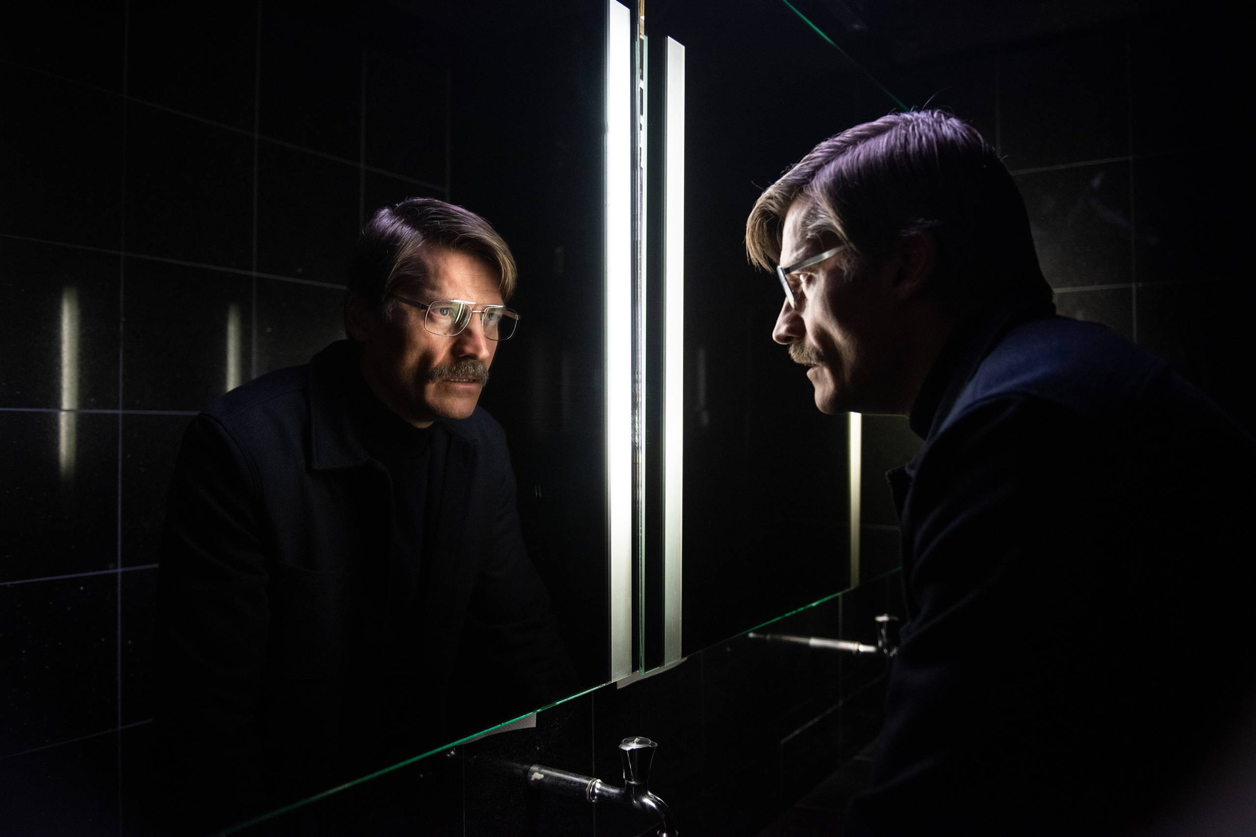 Forsikringsagenten Max (Nikolaj Coster-Waldau) står ansigt til ansigt med sig selv og sin frygt i Jonas Alexander Arnbys isnende drama “Selvmordsturisten”. Foto: Scanbox Entertainment