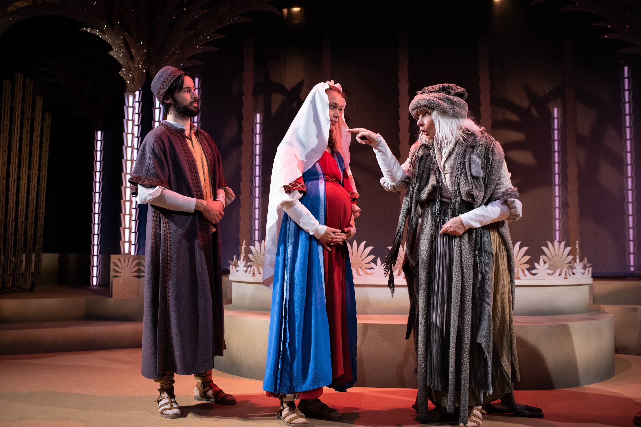 Josef (Caspar Juel Berg) og Maria (Sofie Alhøj) drager igennem ørkenen for at nå til folketælling i Betlehem. Foto: Martin Gundesen