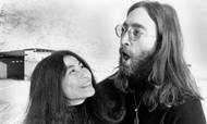 Et par af John Lennons solbriller er netop blevet solgt for et højt millionbeløb. Her ses John Lennon sammen med Yoko Ono. Foto: Klaus Gottfredsen
