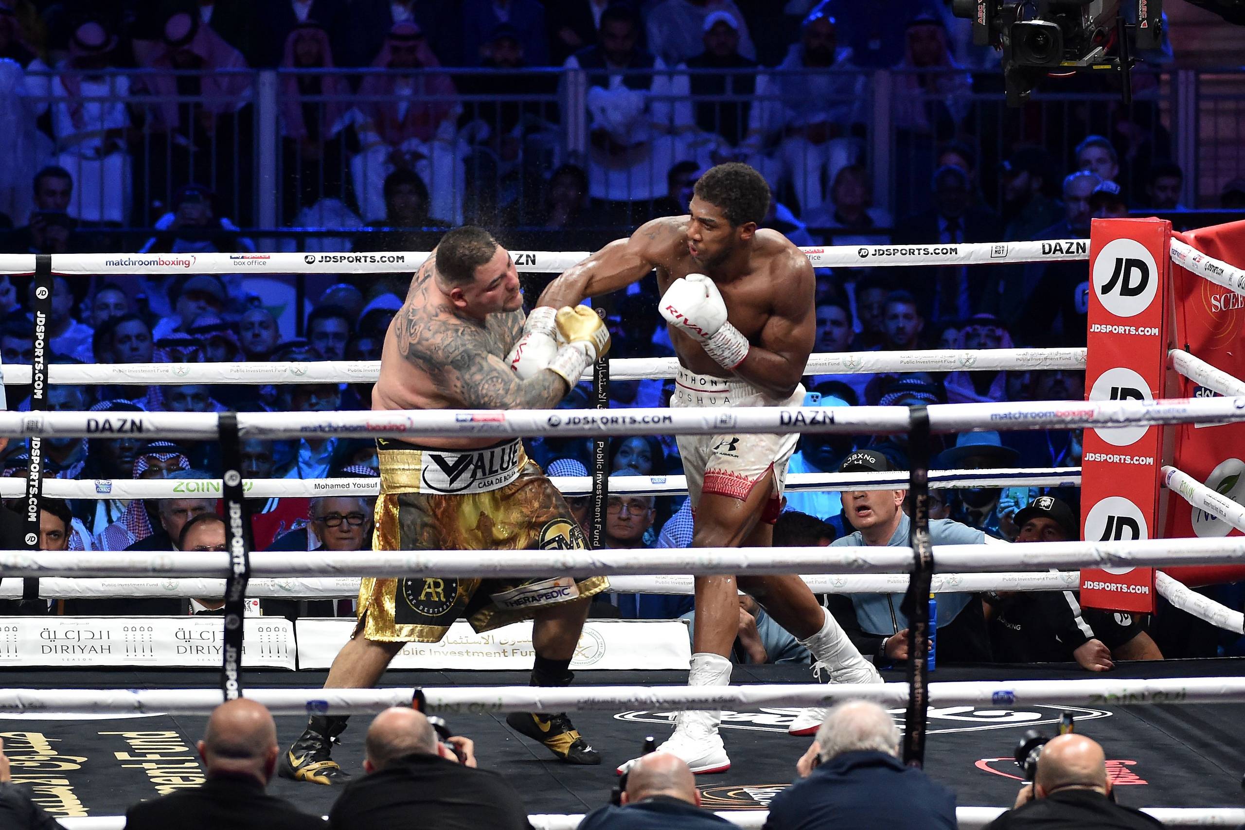 Ruiz (tv.) har efter kampen udtalt, at han havde taget for meget på. Han vil nu gå efter en tredje kamp med Joshua. Foto: Fayez Nureldine / AFP
  