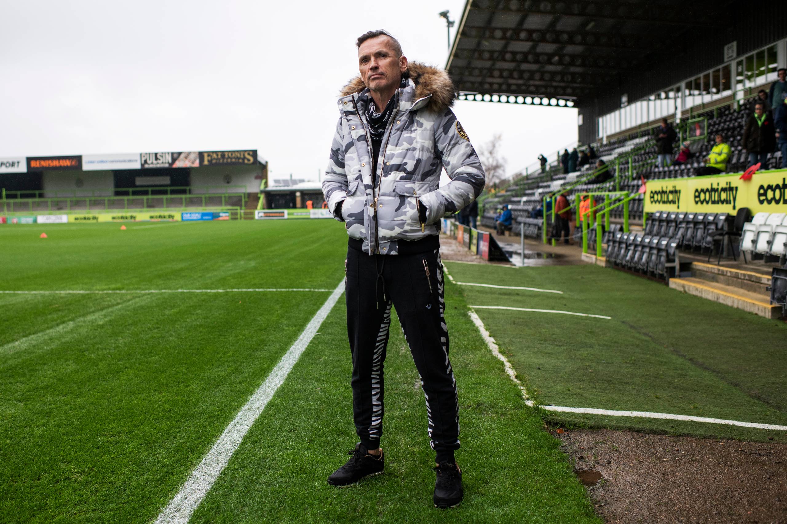
    Fodboldkultur i England. 
Klimavenlige fodboldklub Forest Green Rovers er det eneste vegansk fodboldklub i England. Klubejer er forretningsmanden Dale Vince.



  