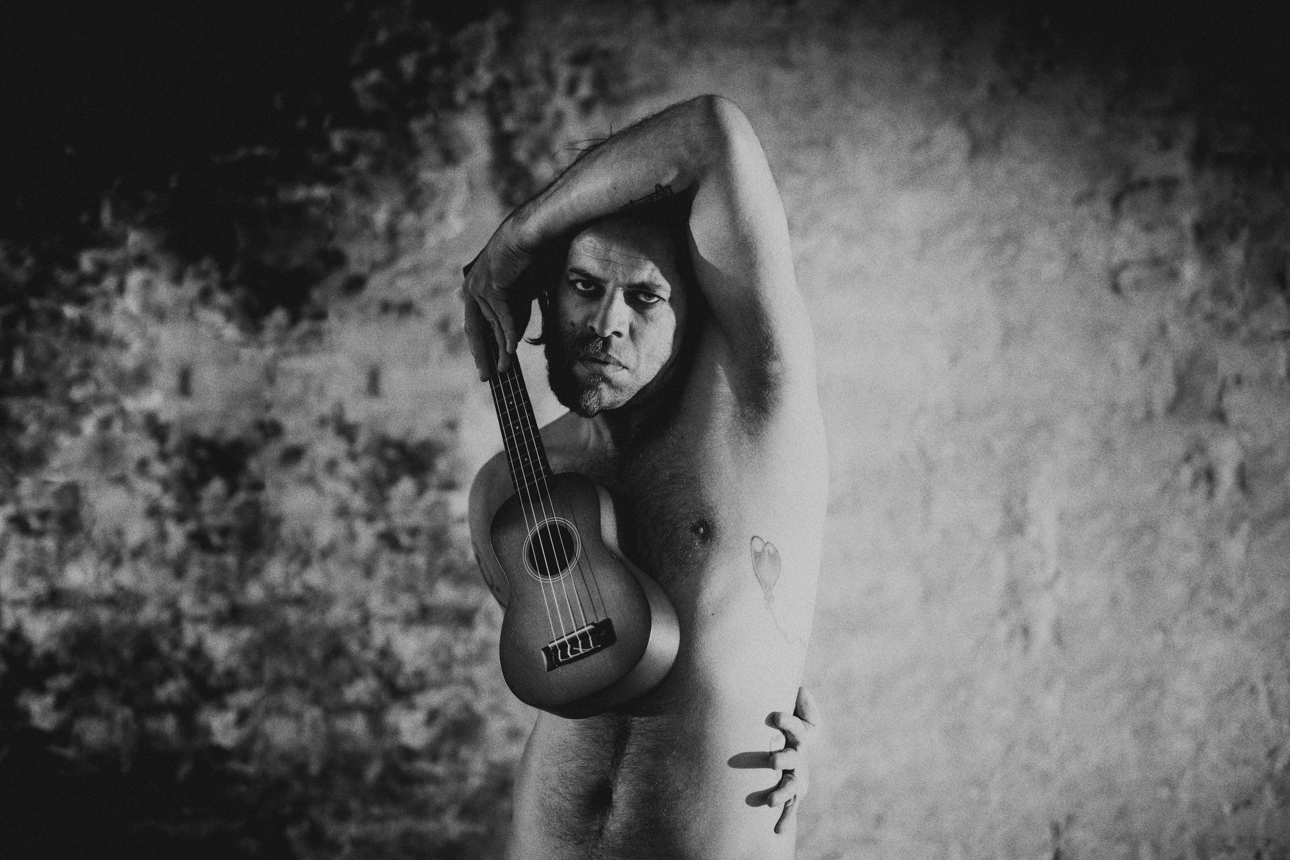 Skuespiller Christian Gade Bjerrum er alene på scenen i Billie Joy Alexanders musikalske monolog ”Væbnet med vinger” med digte af Michael Strunge. Foto: Daniel Buchwald