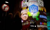 Boris Johnson står ifølge en exit poll til en meget klar sejr. Foto: Tolga Akmen/AFP