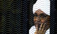 Sudans afsatte præsident Omar Hassan al-Bashir fotograferet under en høring i retten tidligere i år. Lørdag er han idømt en straf på to år for korruption og hvidvask. - Foto: Mohamed Nureldin Abdallah/Reuters