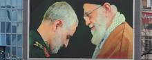 En reklamesøjle med billede af den dræbte general Soleimani sammen med Irans øverste leder, ayatollah Ali Khamenei. Foto: Atta Kenare/AFP