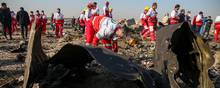 Medarbejdere fra Røde Kors undersøger området, hvor flyet fra Ukraine International Airlines styrtede ned torsdag morgen. Fredag bekræftede en række regeringschefer, at det formentlig blev ramt af et iransk missil. Nu kræver omverdenen iransk medvirken i en transparent undersøgelse af sagen. Foto: Nazanin Tabatabaee, WANA