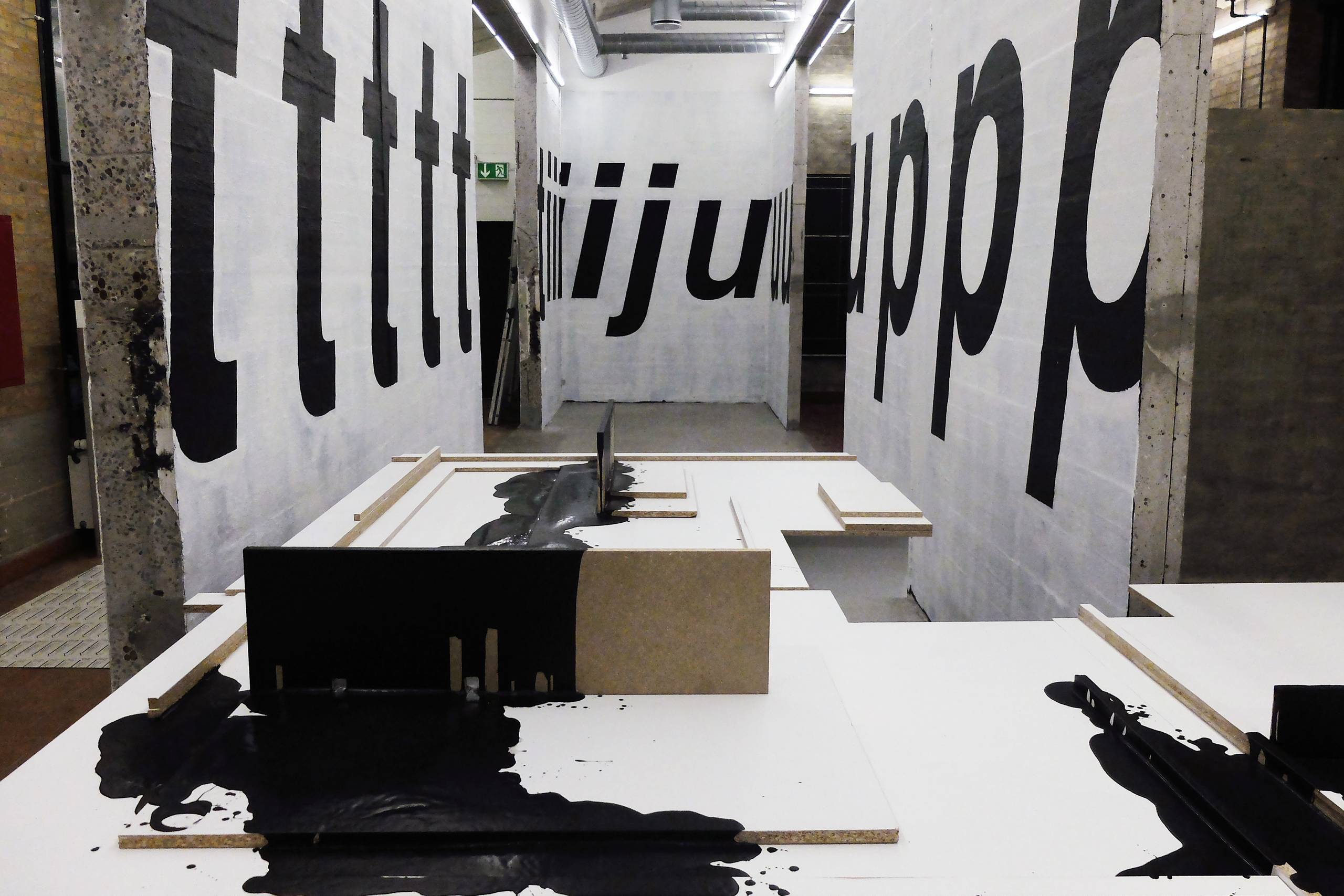 Michael Mørk: "Tredimensionel form (Bord)" og vægmaleri, 2020. Mixed media. Detalje. Foto: Lars Svanholm