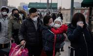 Overalt i Kina går folk med beskyttelsesmasker for at beskytte sig mod coronavirus. (Photo by NICOLAS ASFOURI / AFP)
