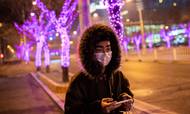 Overalt i Kina – her i Sanlitun ved hovedstaden Beijing – går folk med beskyttelsesmasker for at beskytte sig mod coronavirus. Arkivfoto: Nicolas Asfouri/AFP