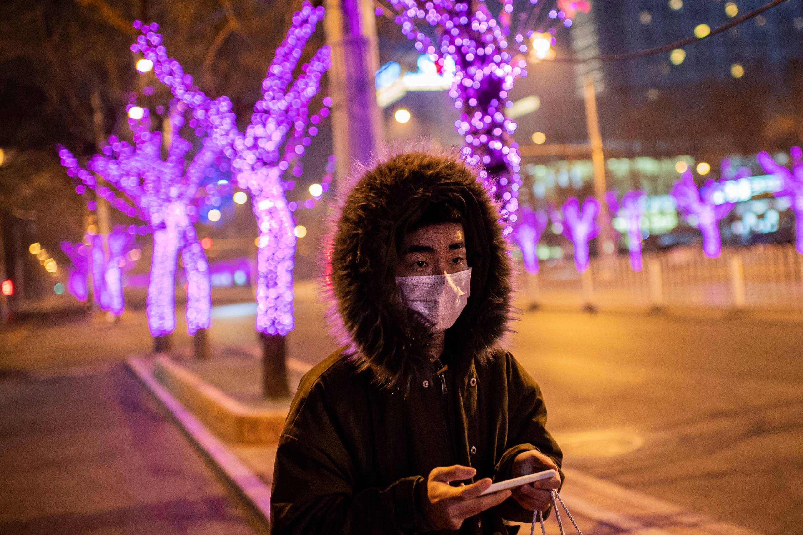Overalt i Kina – her i Sanlitun ved hovedstaden Beijing – går folk med beskyttelsesmasker for at beskytte sig mod coronavirus.  Foto: Nicolas Asfouri/AFP  