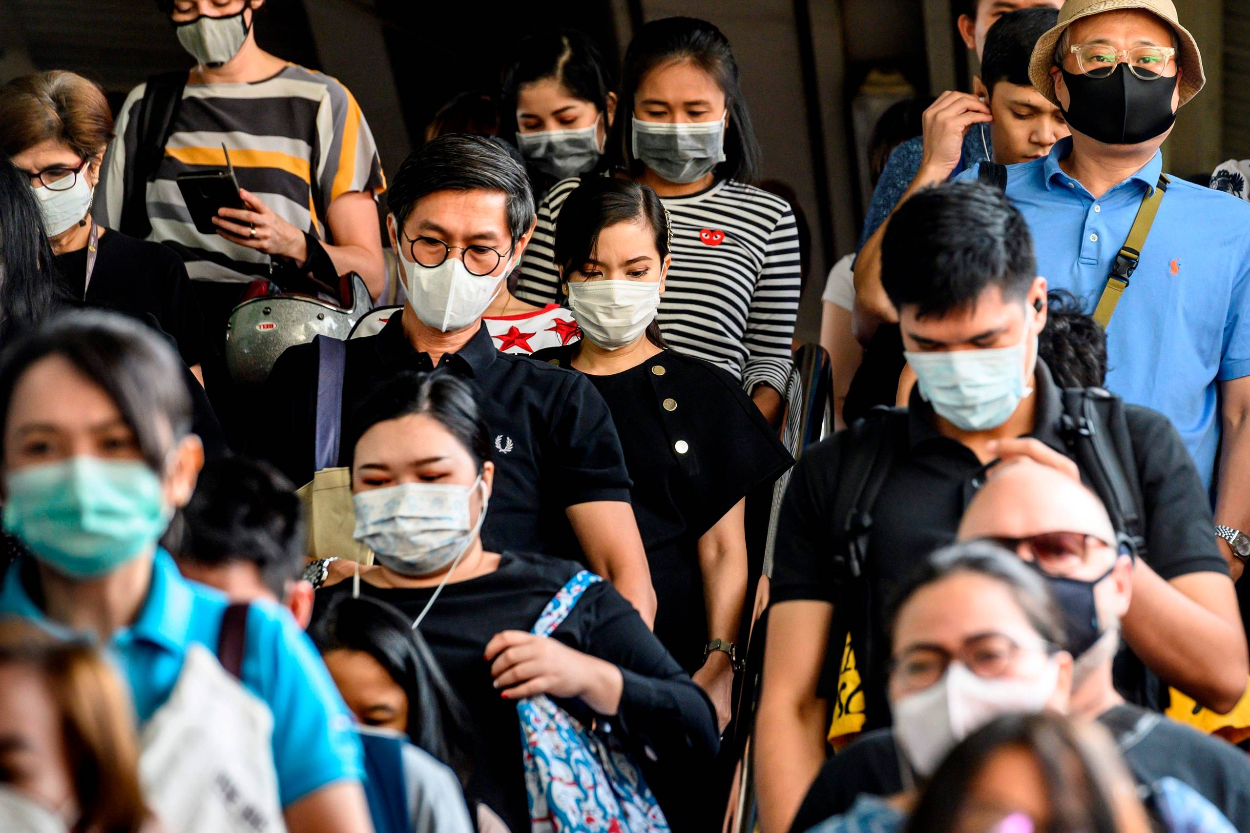 Foto: Mladen Antonov/AFP
    People wearing protective facemasks leave the city commuter train station in Bangkok on January 31, 2020. - The World Health Organization declared a global emergency over the new coronavirus, as China reported on January 31 the death toll had climbed to 213 with nearly 10, 000 infections. (Photo by Mladen ANTONOV / AFP)
  