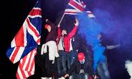 Glæde. Storbritannien har få sekunder forinden forladt EU. De unge mænd er kravlet op på statuen af nationalikonet Winston Churchill ved parlamentsbygningen i London.  
Foto: Gregers Tycho