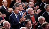 Da Donald Trump gav sin tale til nationen, klappede Romney med. Men få timer senere annoncerede han sin beslutning. Foto: REUTERS/Joshua Roberts