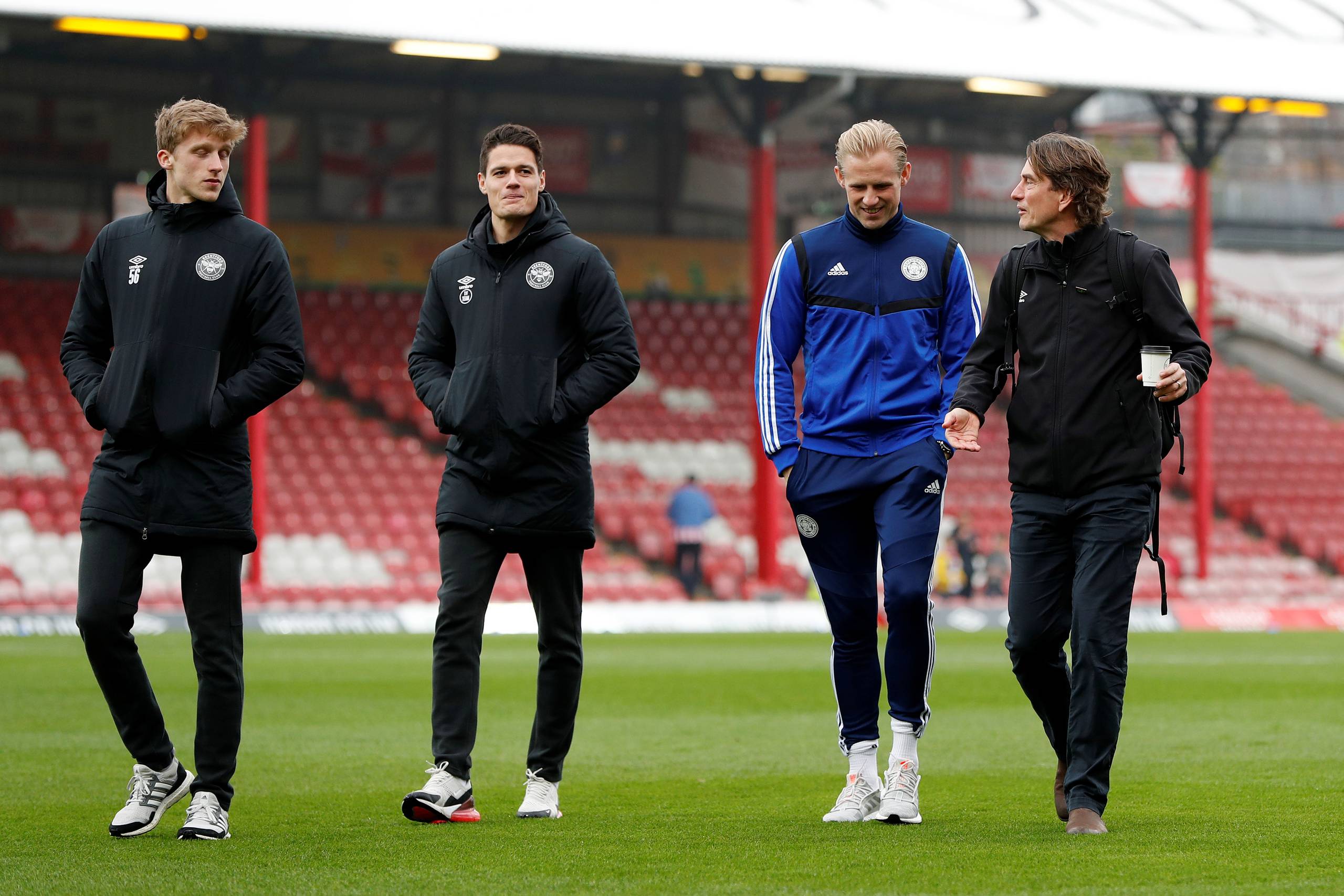 Thomas Frank (th.) har som manager i Brentford bl.a. hentet den danske midtbanespiller Christian Nørgaard (nummer to fra højre), der her i samtale med Leicester-målmanden Kasper Schmeichel inden deres indbyrdes opgør i FA Cuppen den 25. januar. Foto:  Reuters/Paul Childs  