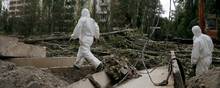 Arbejdere i sikkerhedsdragter inspicerer i 2013 den “døde“ by Pripjat 3 km fra atomkraftværket Tjernobyl, hvor en eksplosion i en reaktor i 1986 udløste verdens største civile atomkatastrofe. Foto: Efrem Lukatsky/AP