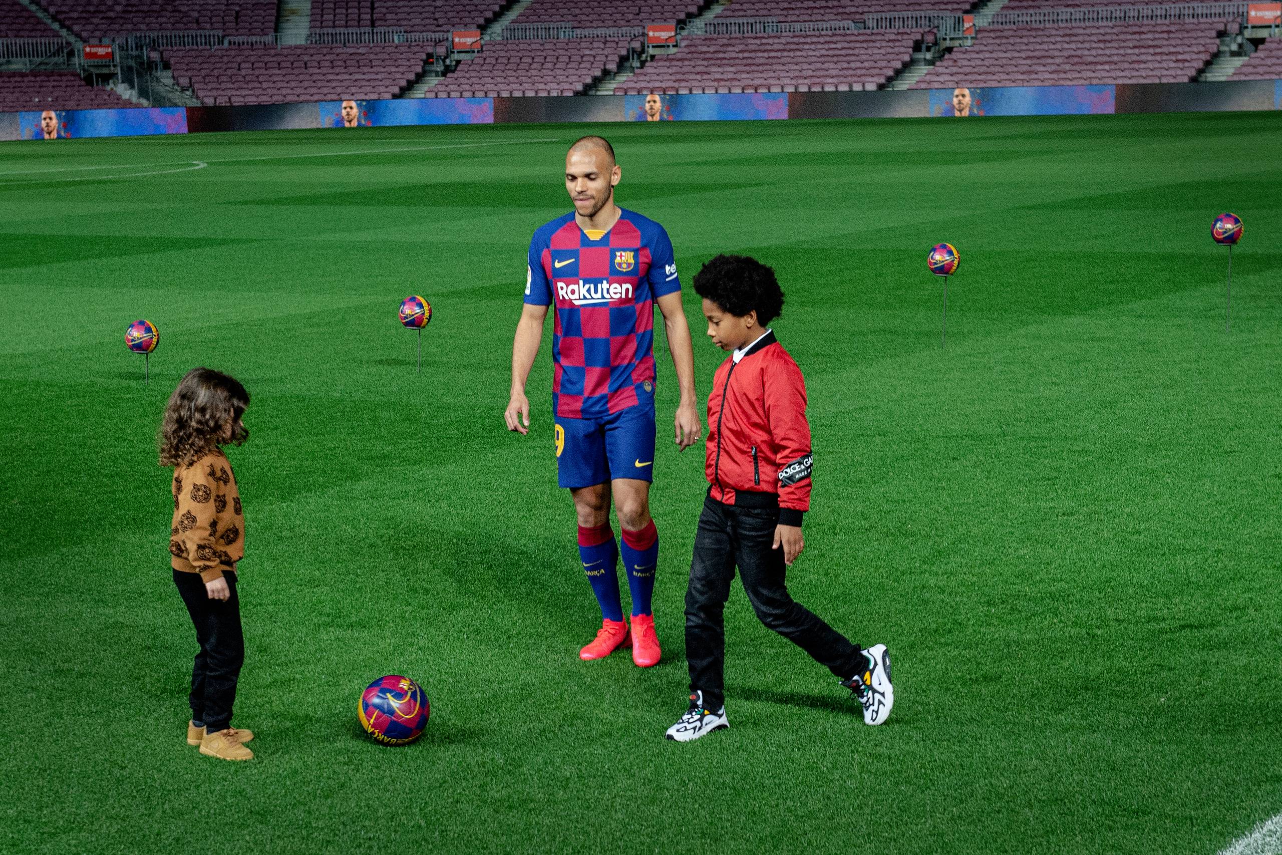 Martin Braithwaite havde to af sine børn med på banen til præsentationen på Camp Nou. Foto: Casper Dalhoff  