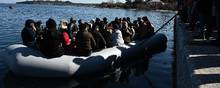 Beboere på Lesbos forsøger at forhindre migranter i en båd i at gå i land. Foto: Aris Messinis/AFP