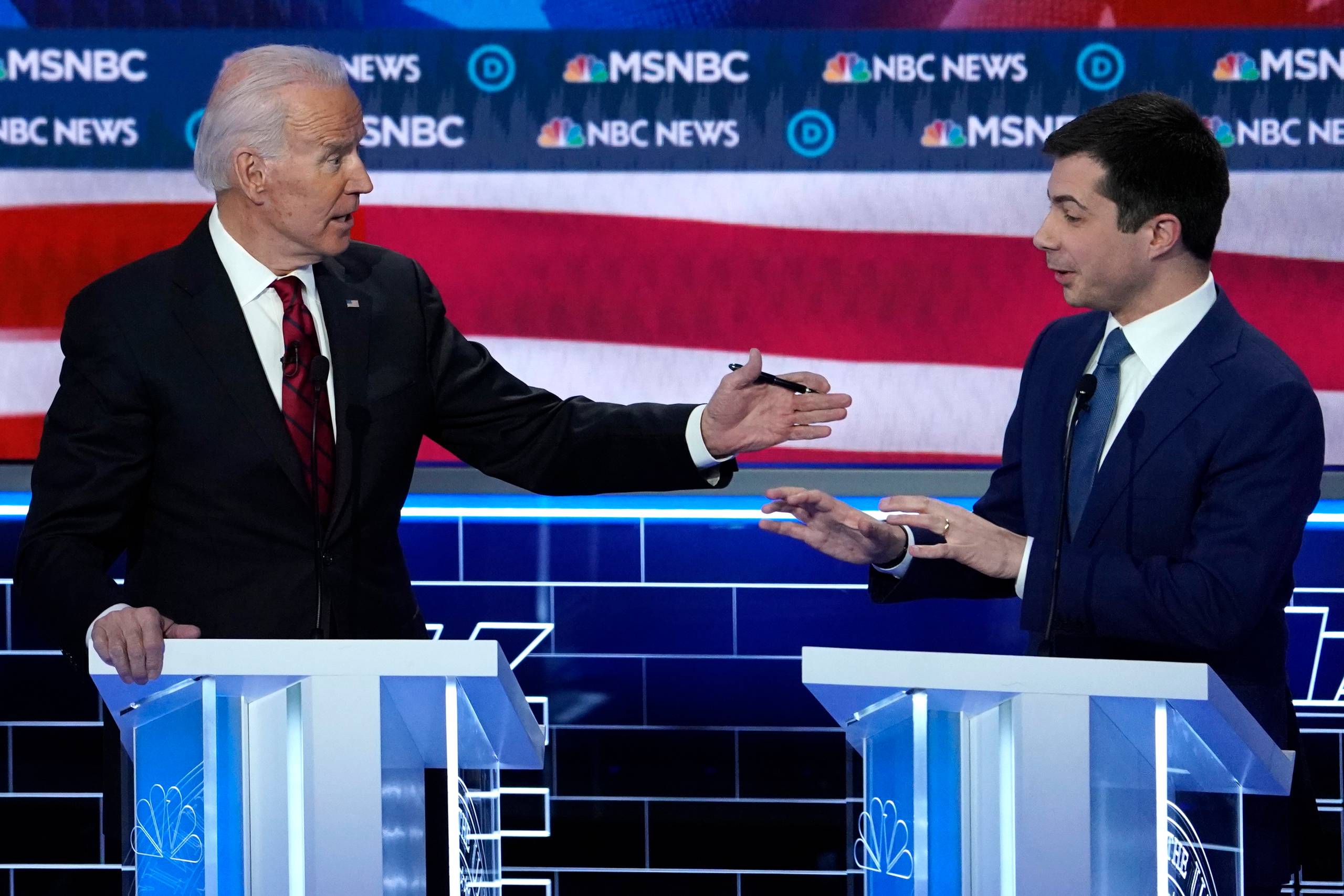 Joe Biden (tv) kan drage fordel af, at Pete Buttigieg trækker sig fra primærvalget. Foto: Mike Blake/Reuters