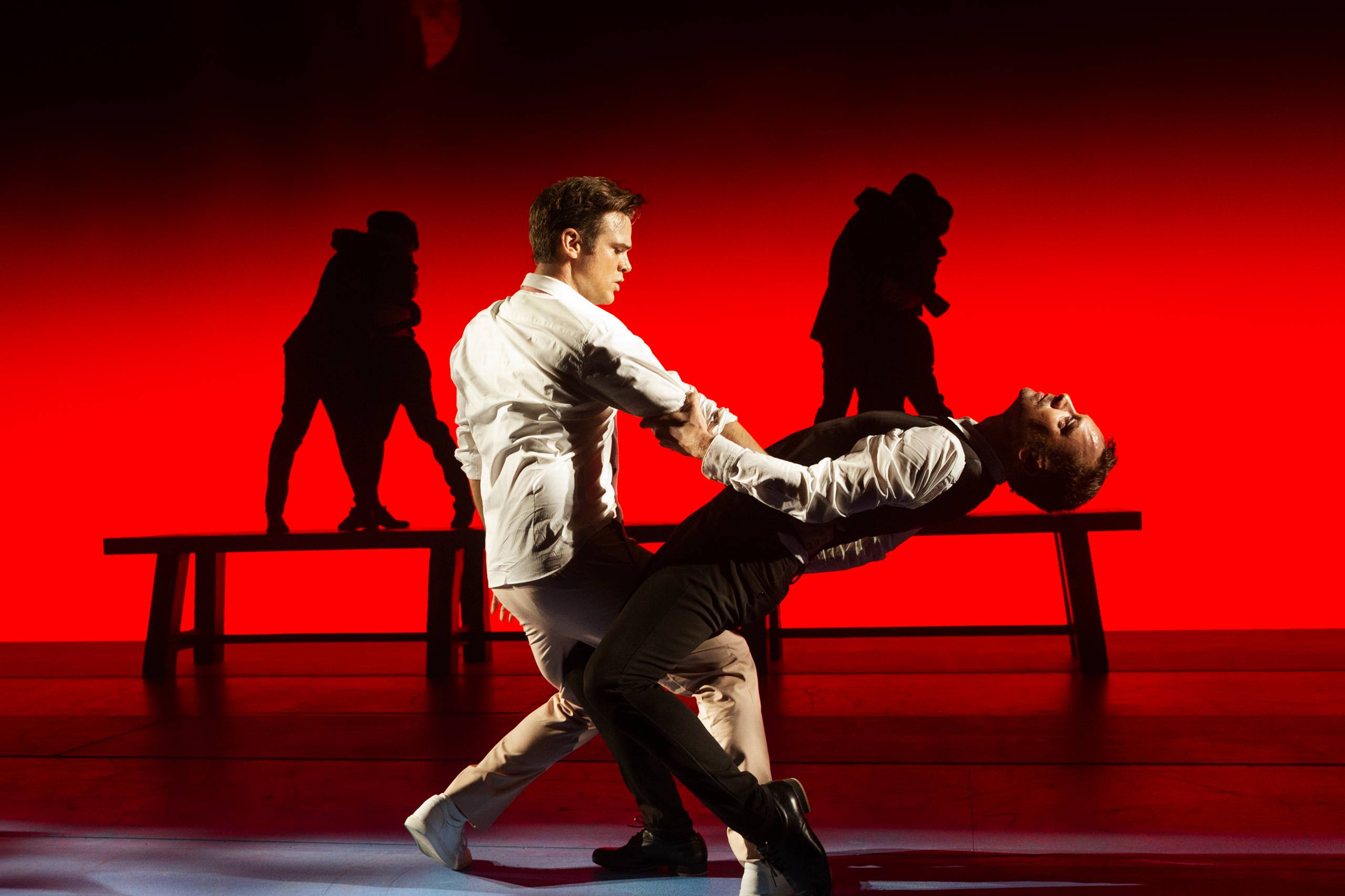 Dansescenen med Silas Holst og Jakob Faurby stikker en smule ud – men den er måske musicalens vigtigste og mest følelsesladede øjeblik. Foto: Miklos Szabo