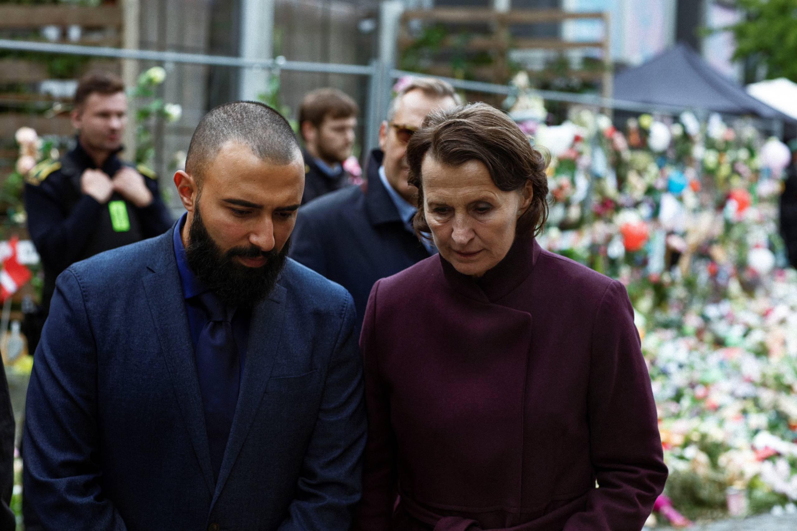 Det er tid til sorg og refleksion i “Når støvet har lagt sig”, som her hvor justitsminister Elisabeth (Karen-Lise Mynster) er taget til mindehøjtidelighed sammen med sin stabschef Fashad (Hadi Ka-Koush). Foto: DR