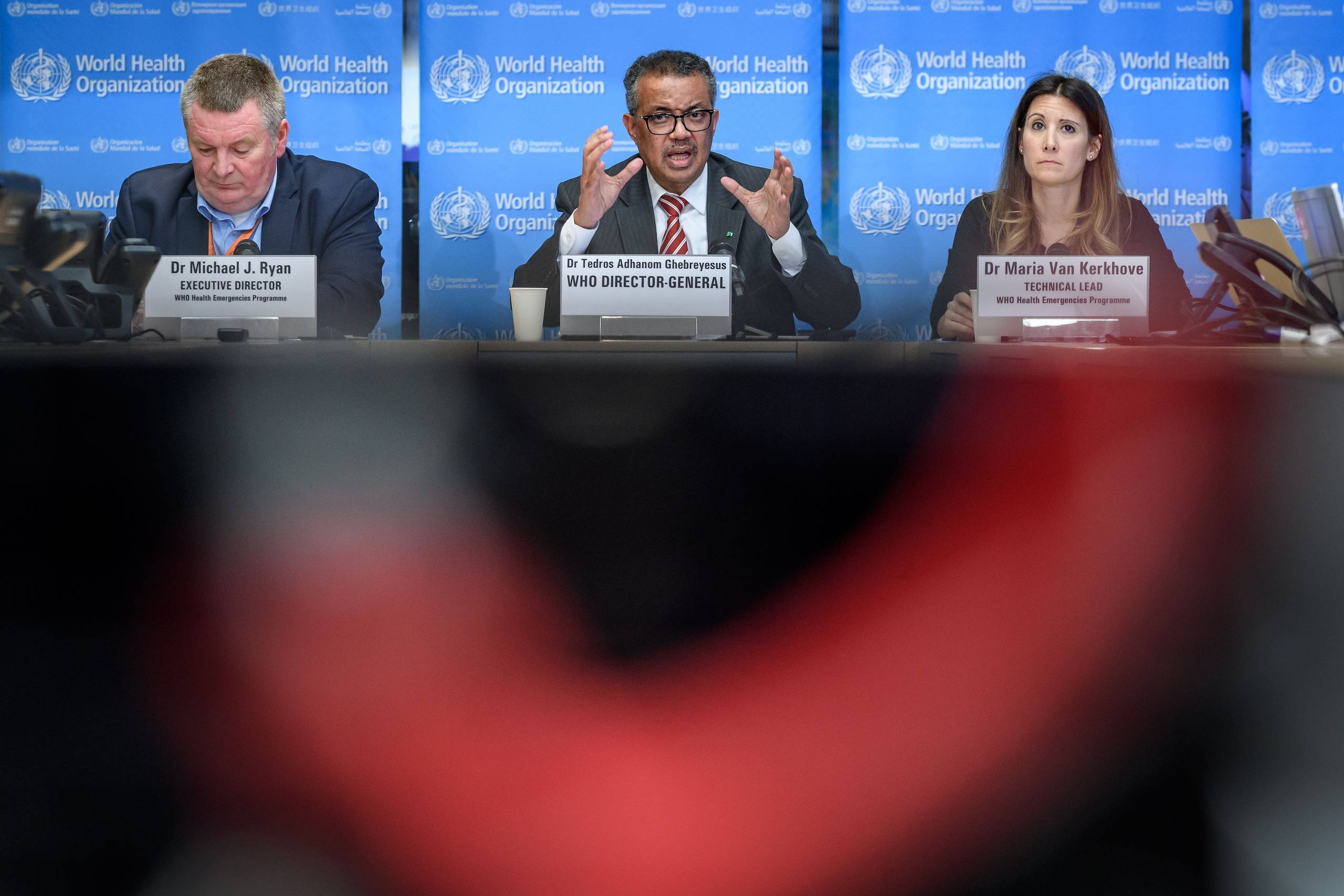     (From L) World Health Organization (WHO) Health Emergencies Programme Director Michael Ryan, WHO Director-General Tedros Adhanom Ghebreyesus and WHO Technical Lead Maria Van Kerkhove attend a daily press briefing on COVID-19, the disease caused by the novel coronavirus, at the WHO heardquaters in Geneva on March 11, 2020. - WHO Director-General Tedros Adhanom Ghebreyesus announced on March 11, 2020, that the new coronavirus outbreak can now be characterised as a pandemic. Foto: Fabrice Coffrini/AFP