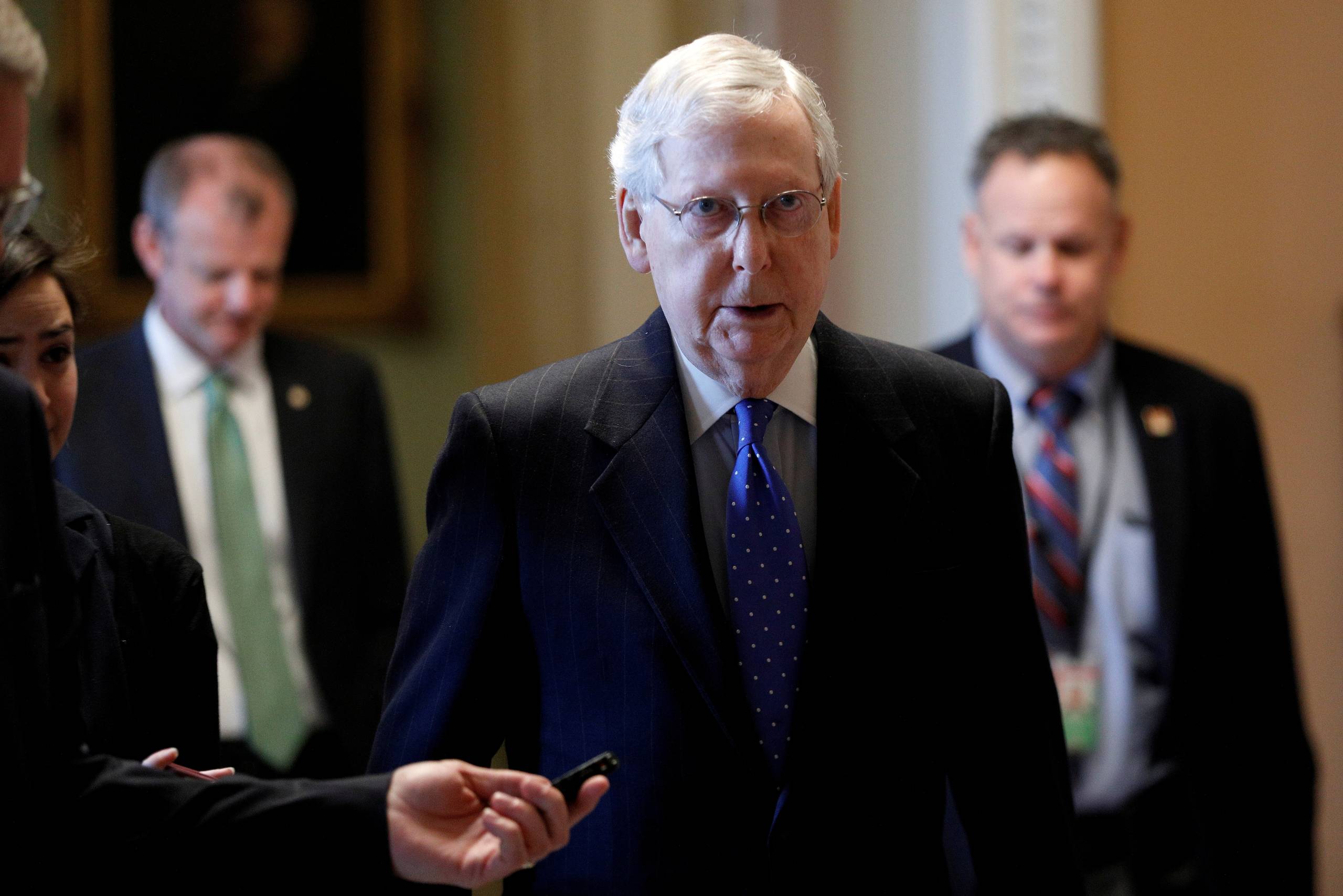 Krisepakken, der svarer til knap 7000 milliarder kroner, blev præsenteret af Republikanernes flertalsleder i Senatet, Mitch McConnell, torsdag. Foto: Tom Brenner/Reuters