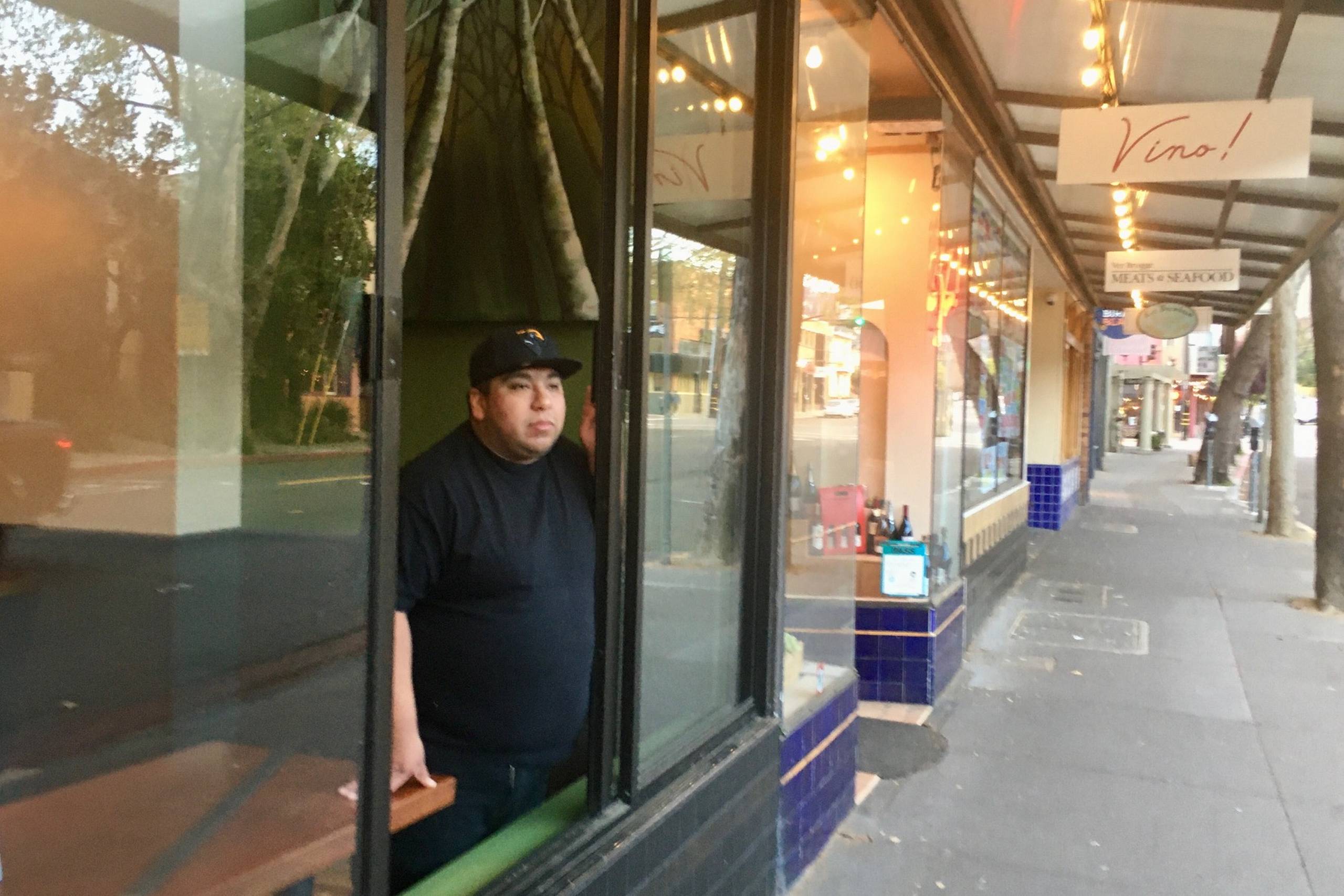 Brasseriet Wood Tavern i Oakland Californien har fyret 43 af sine 50 ansatte for at komme igennem krisen, fortæller restaurantchef Jose Ramirez. Foto: Heidi Plougsgaard