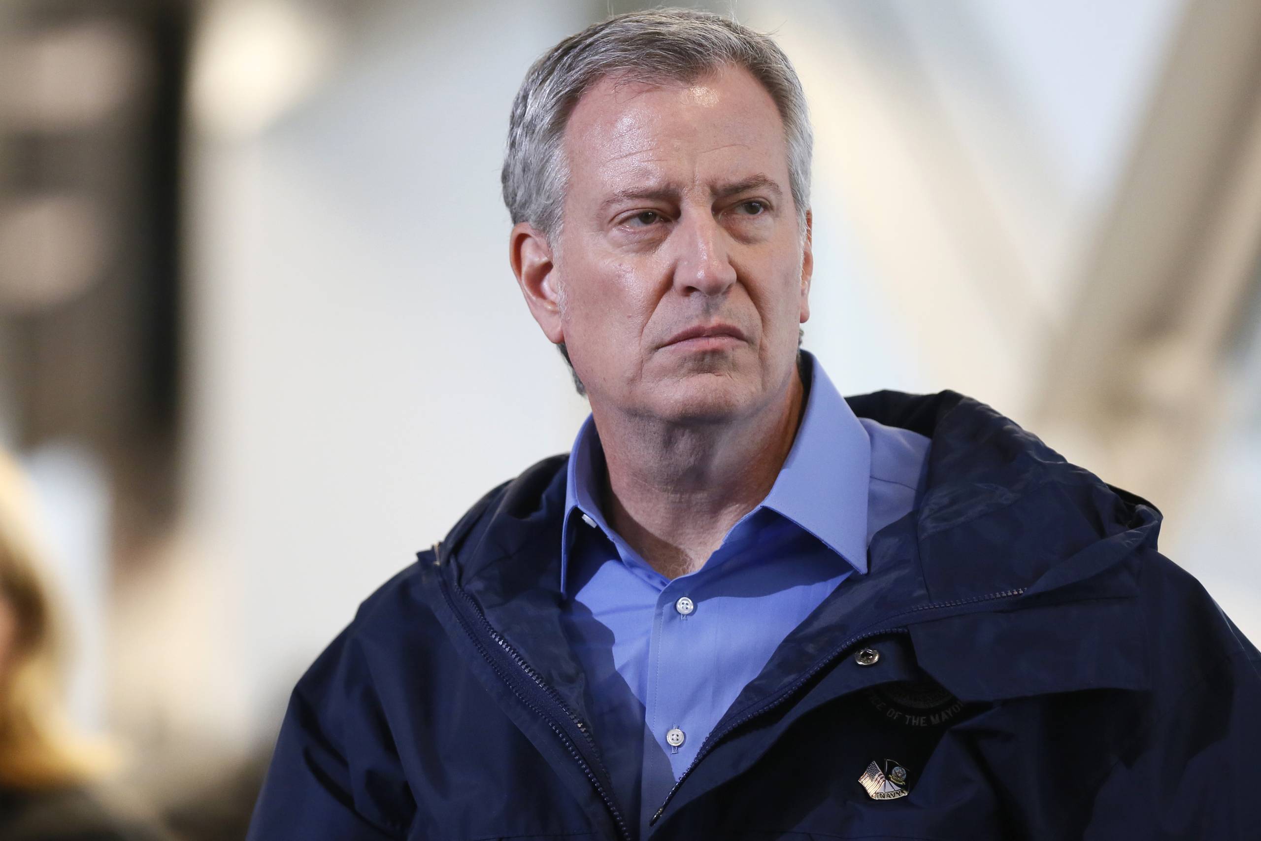 New Yorks borgmester Bill de Blasio besøger midlertidige hospitalsfaciliteter til coronaramtei indbyggere i bydelen Queens. Foto: Stefan Jeremiah/Reuters