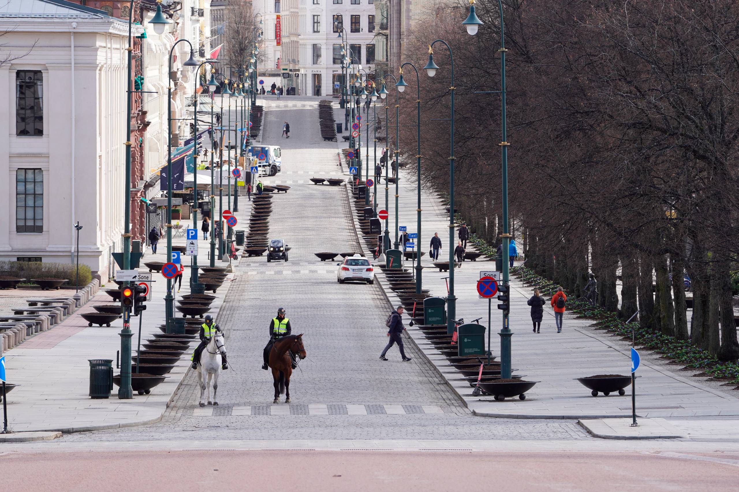     Oslo 20200330. Finansminister Jan Tore Sanner (H), næringsminister Iselin Nybø (V), landbruks- og matminister Olaug Vervik Bollestad (KrF), administrerende direktør i NHO, Ole Erik Almlid, administrerende direktør i Virke, Ivar Horneland Kristensen, administrerende direktør i Finans Norge, Idar Kreutzer og leder i LO, Hans-Christian Gabrielsen deltar på pressekonferanse om kompensasjonsordning til bedrifter. Foto: Ole Berg-Rusten/NTB scanpix  