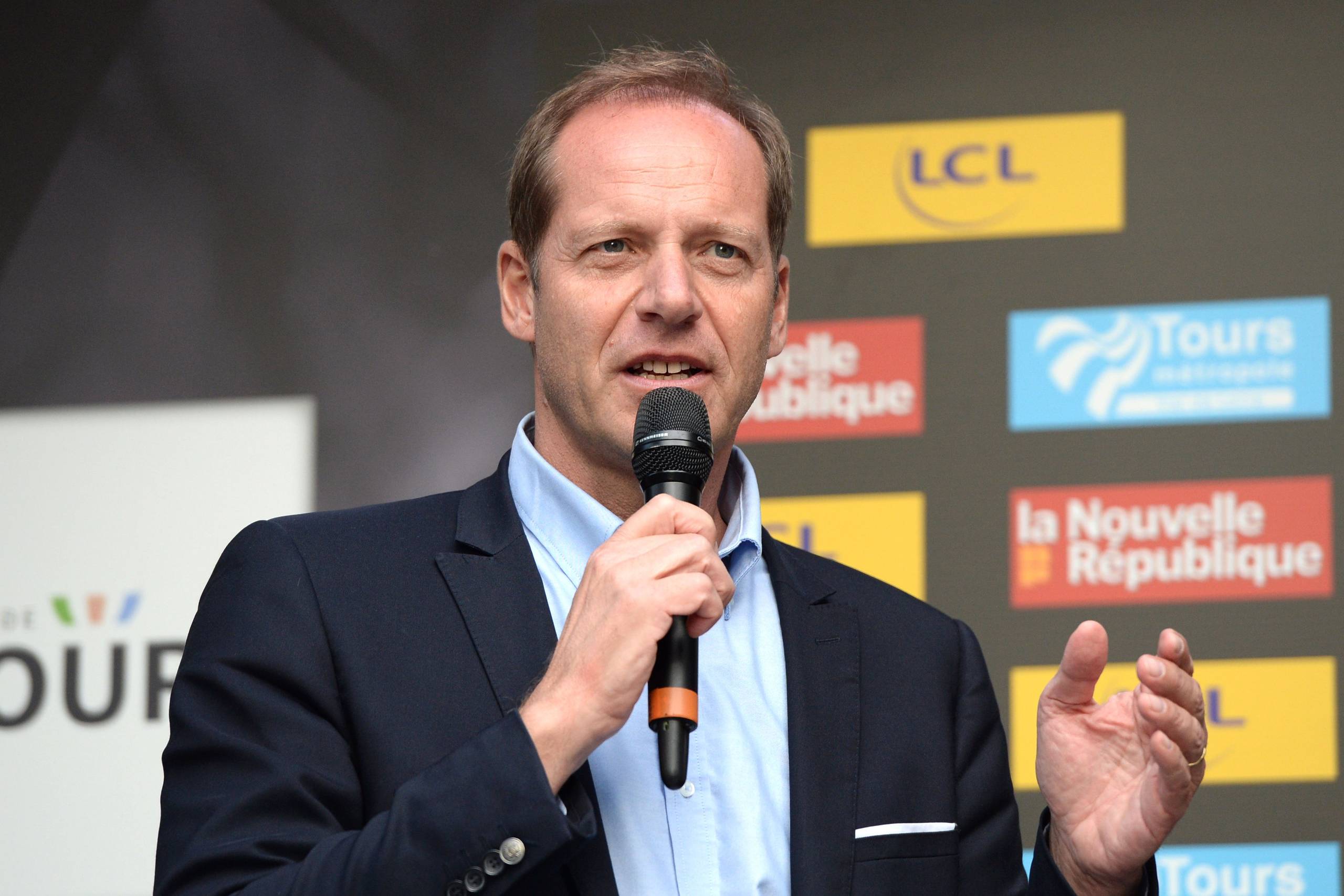     (FILES) In this file photo taken on October 07, 2018 Tour de France Director Christian Prudhomme holds a speech at the end of the 112th edition of the 214, 5 km Paris-Tours one-day cycling race, in Tours, central France. - The Tour de France is not only a French monument, but also the economic heartbeat of professional cycling itself and analysts fear heavy consequences if the coronavirus crisis forces its cancellation. An announcement is expected this week on either a postponement or an outright cancellation of the 21-day extravaganza that is currently scheduled to start in Nice on June 27. Foto: Guillaume Souvant/AFP